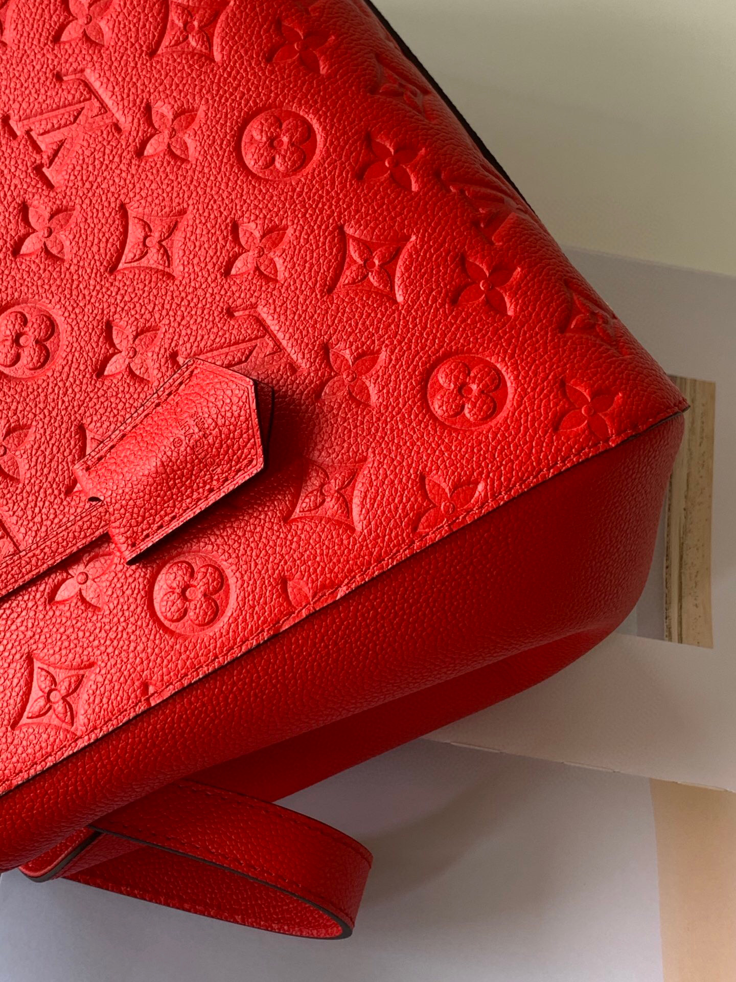 l0vis Vvtt0n montaigne mm monogram empreinte leather red m41048 33 × 23 × 15 cm