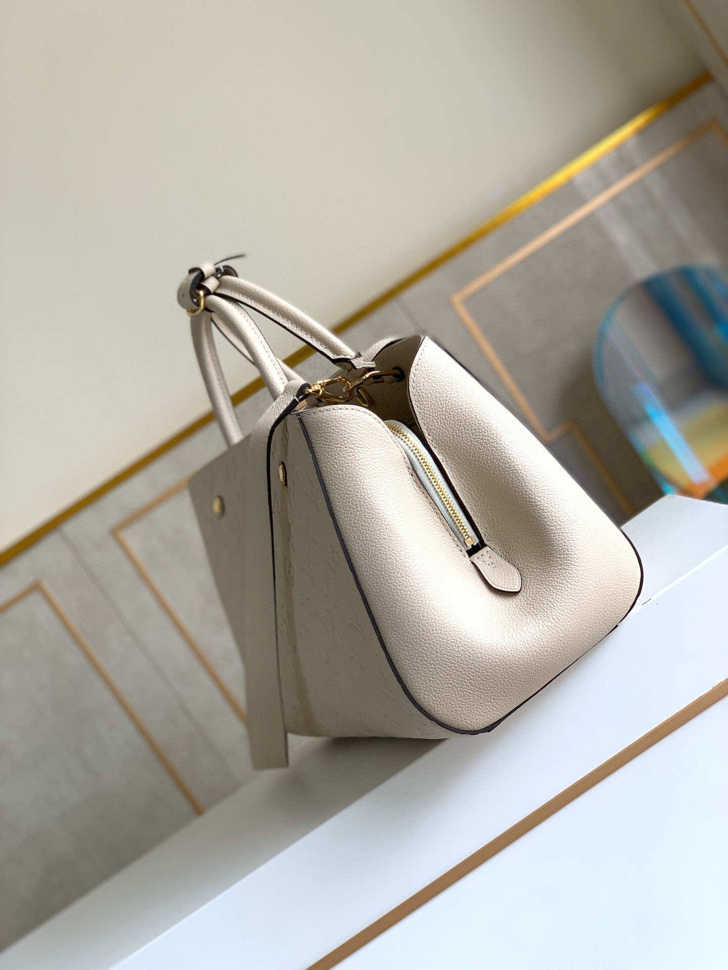 l0vis Vvtt0n montaigne mm monogram empreinte leather creme m41048 33 × 23 × 15 cm