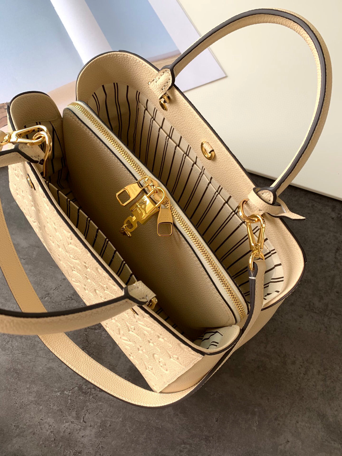 l0vis Vvtt0n montaigne mm monogram empreinte leather creme m41048 33 × 23 × 15 cm