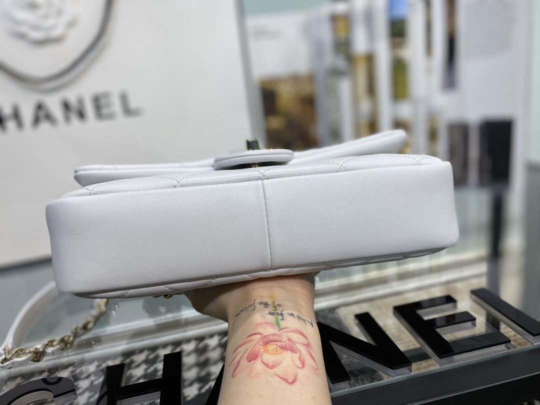 Ch**el flap bag with large bi-color chain white as1353 16 x 24 x 6 cm