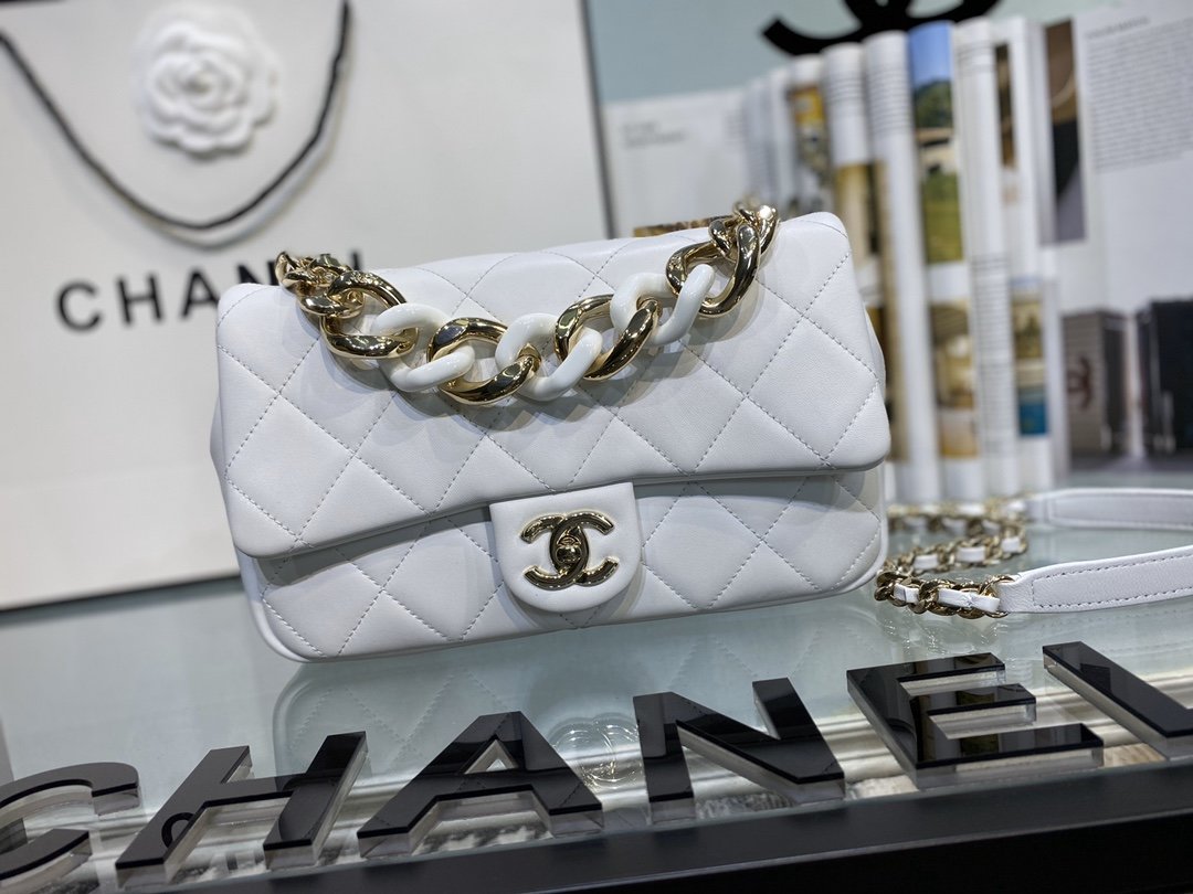 Ch**el flap bag with large bi-color chain white as1353 16 x 24 x 6 cm