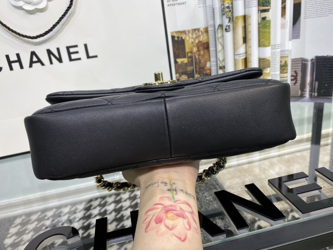 Ch**el flap bag with large bi-color chain black as1353 16 x 24 x 6 cm