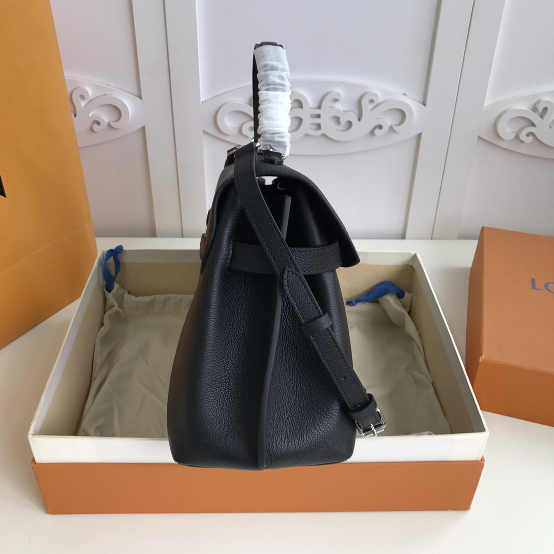 l0vis Vvtt0n lockme ever mm soft grained calfskin leather black m51395 33.5 x 21.5 x 14.5 cm