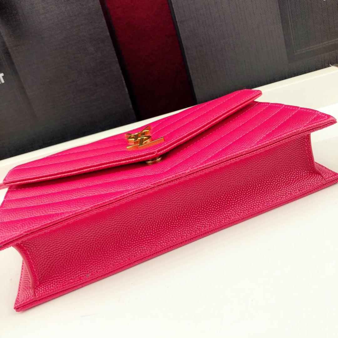 Y51 envelope chain wallet in grain de poudre embossed leather dark pink 393953 19 x 11.5 x 4 cm