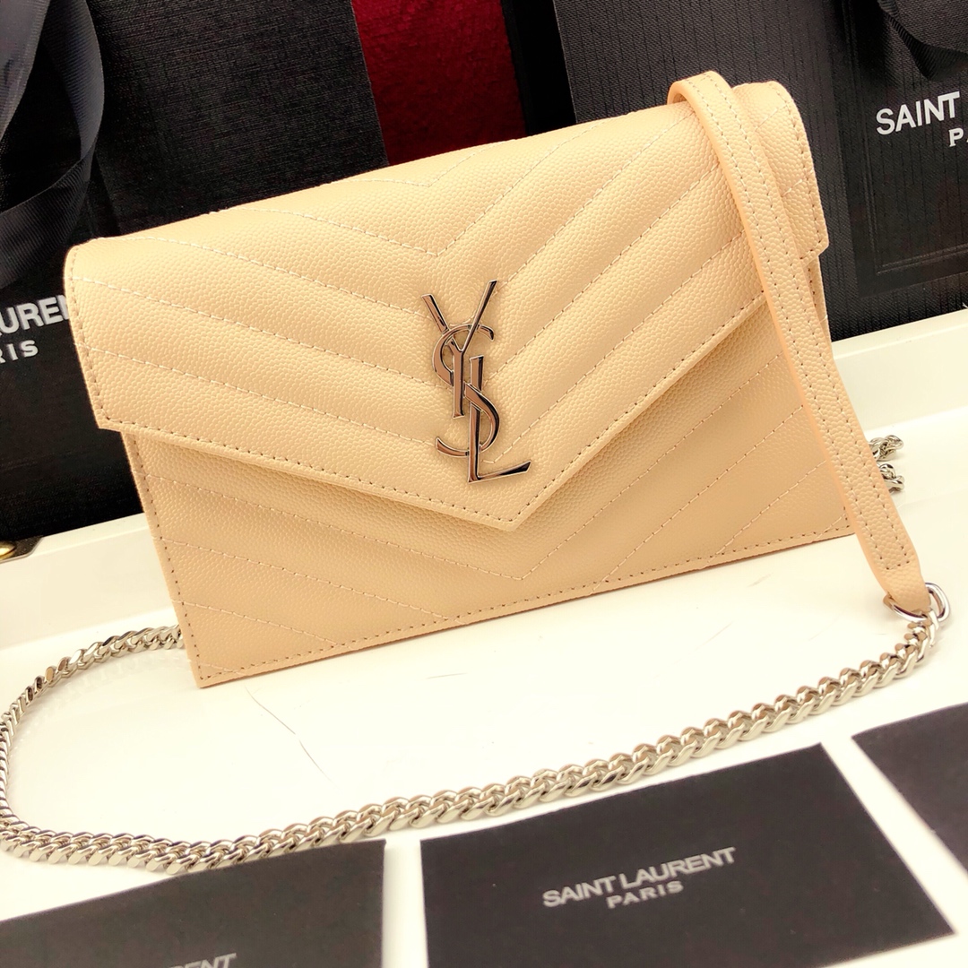 Y51 envelope chain wallet in grain de poudre embossed leather creme 393953 19 x 11.5 x 4 cm