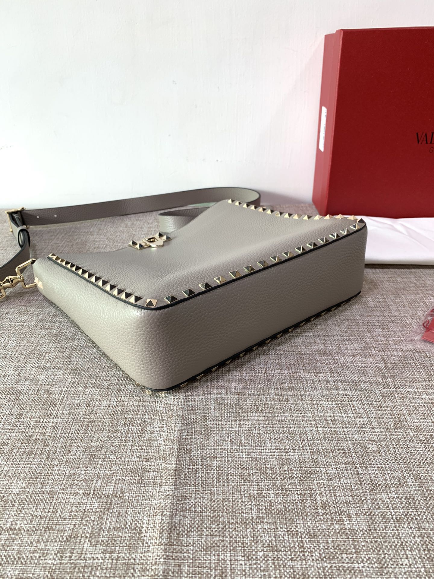 Va1e*ntin0 medium garavani rockstud tote soft cowhide leather grey 50031s 27 × 7 × 25 cm