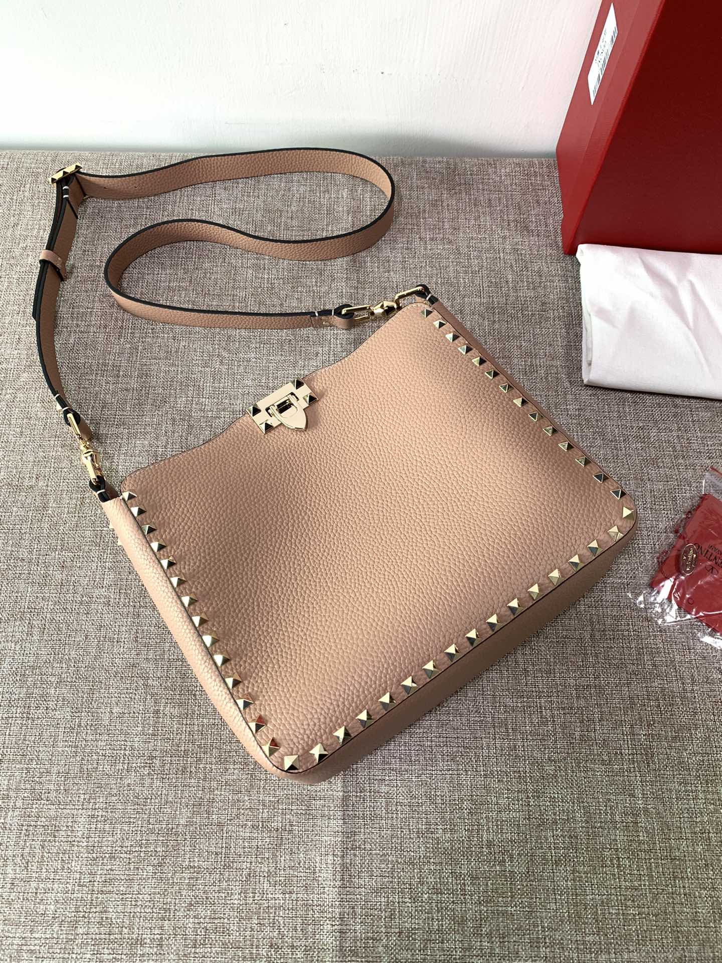 Va1e*ntin0 medium garavani rockstud tote soft cowhide leather pink beige 50031s 27 × 7 × 25 cm