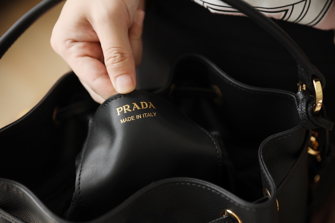 Pra*a saffiano leather bucket bag black 1be032 22 × 22 × 14 cm