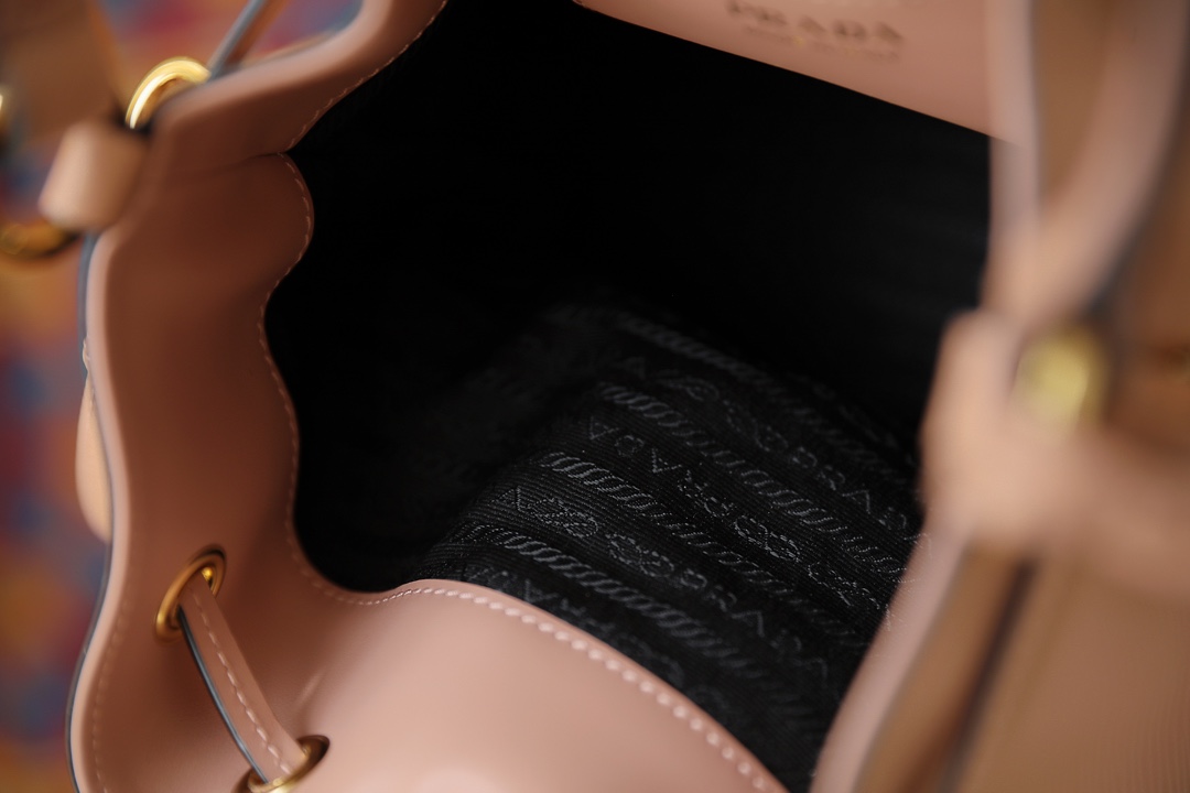 Pra*a saffiano leather bucket bag creme 1be032 22 × 22 × 14 cm