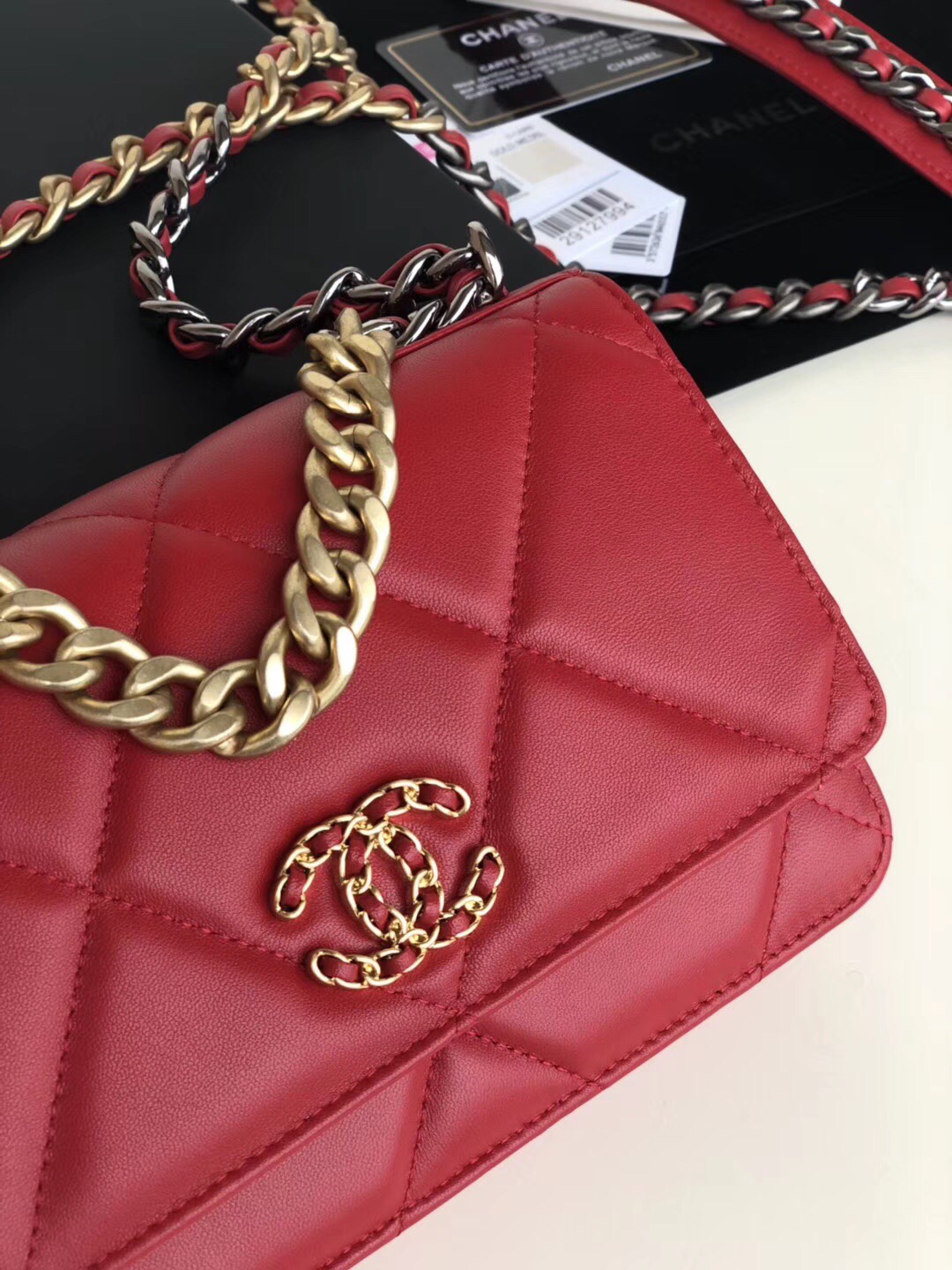 Ch**el 19 wallet on chain leather red ap0957 19 x 11.5 x 7 cm