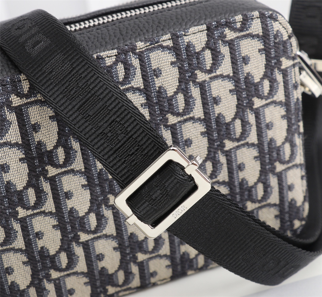 D10r messenger pouch oblique galaxy leather beige 2esbc119vpd 17 x 12.5 x 6 cm