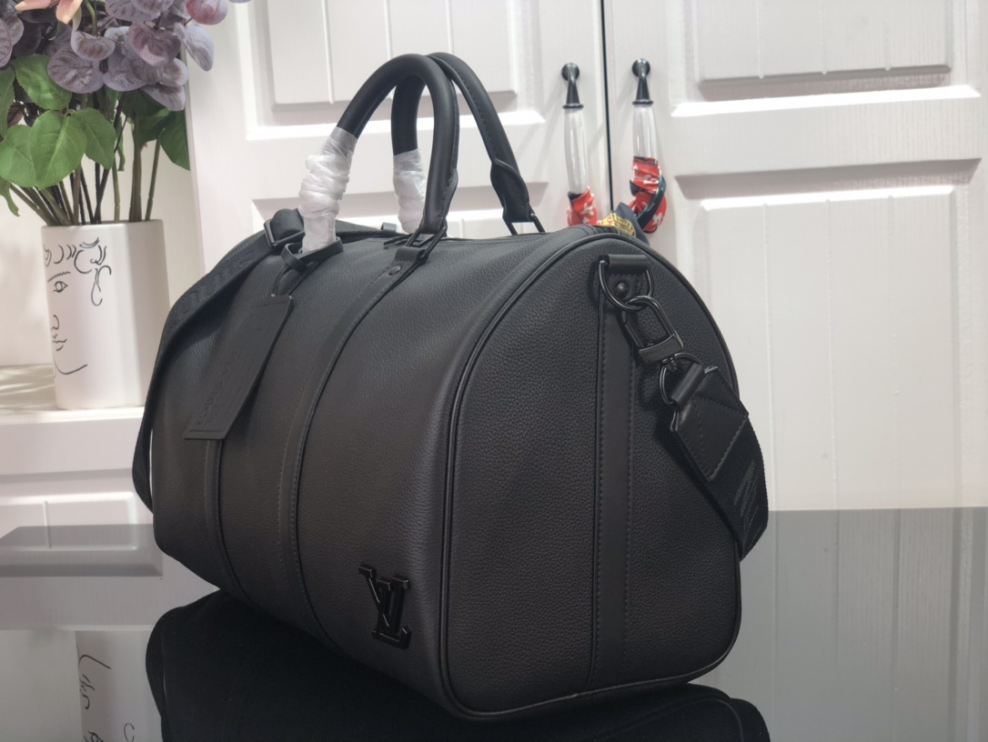l0vis Vvtt0n keepall bandouliÈre 40 leather black m57088 42 x 26 x 20 cm