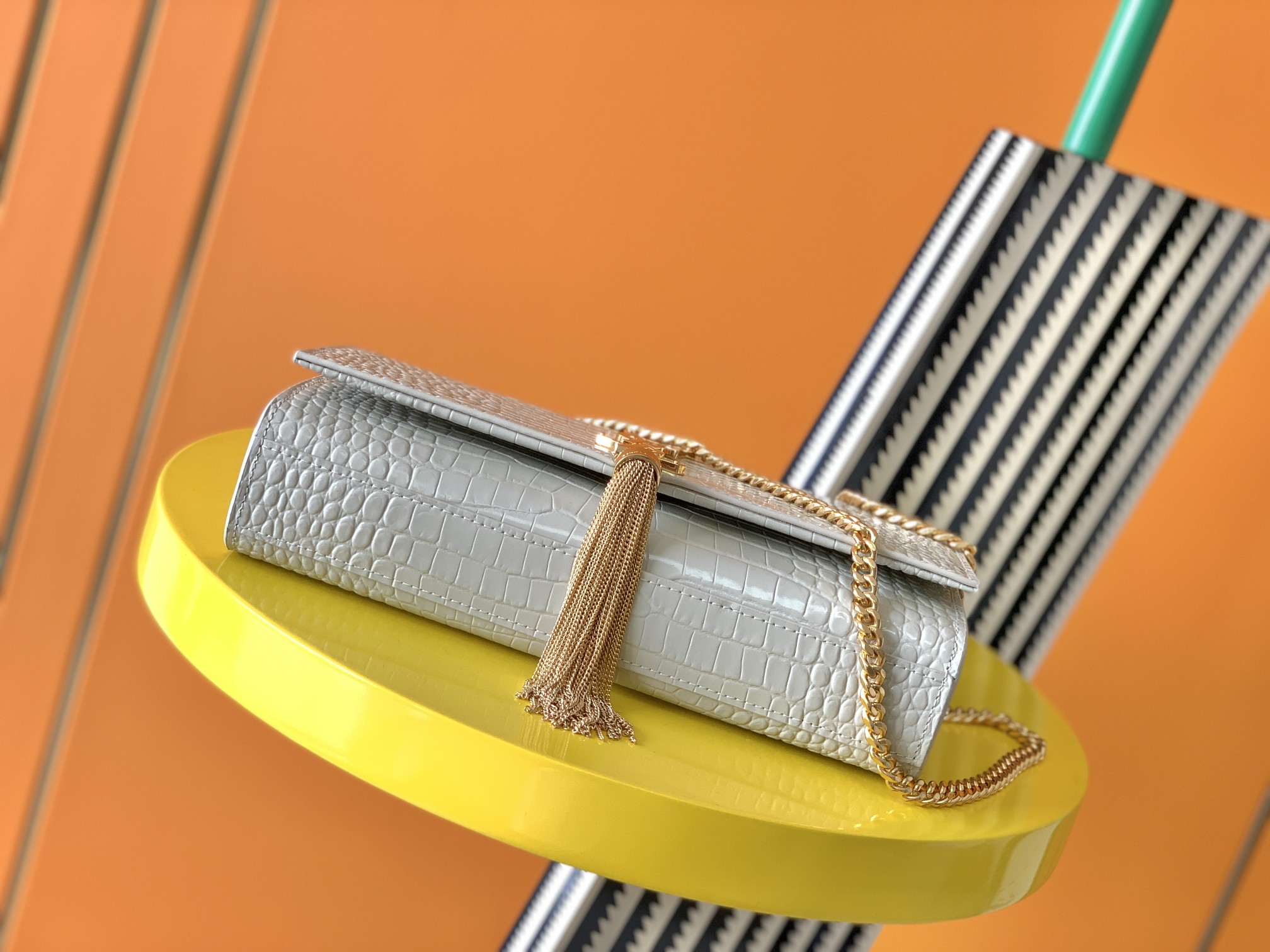 Y51 medium kate with tassel in crocodile-embossed shiny leather white 354119 24 x 14.5 x 5.5 cm