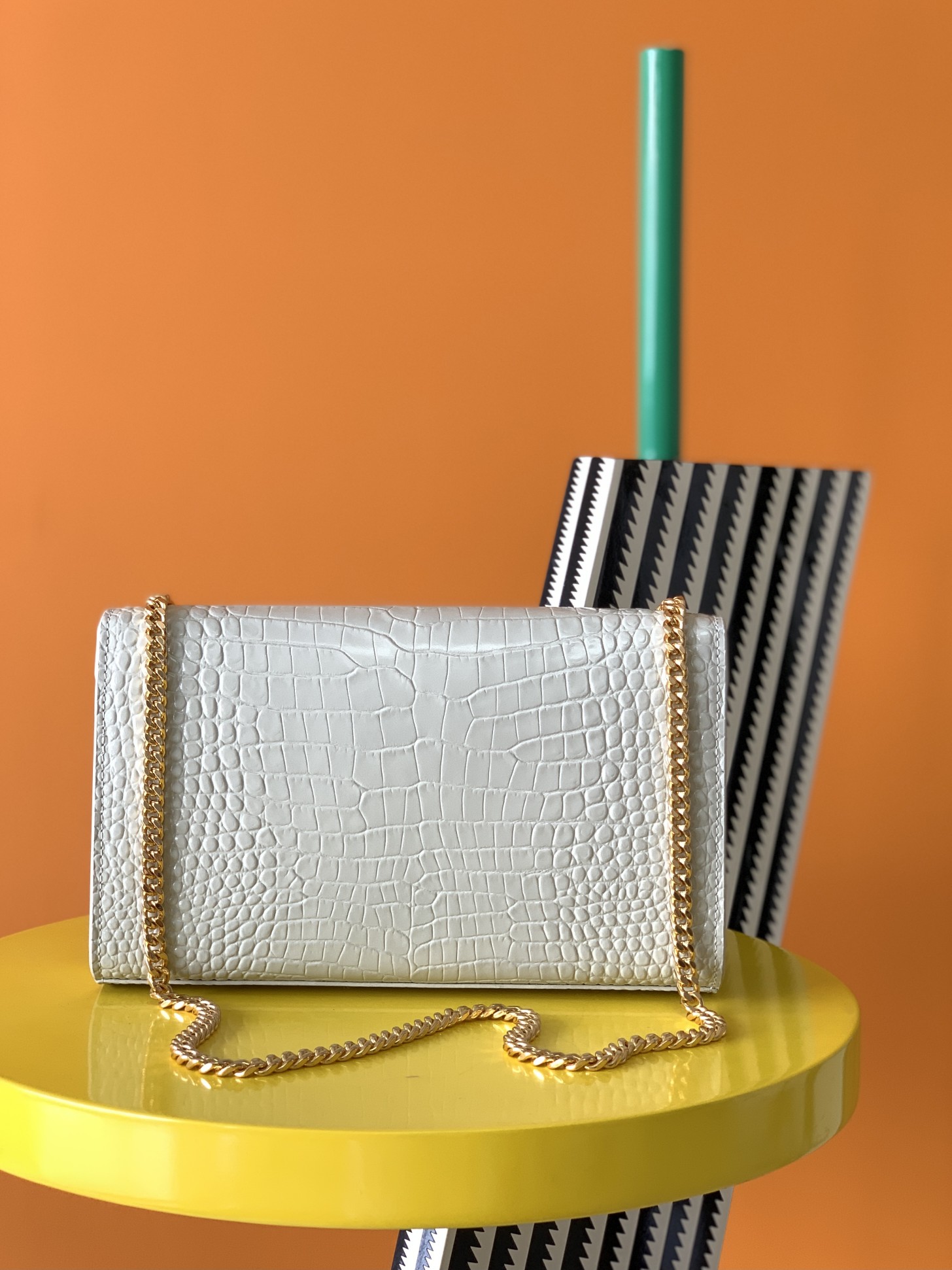 Y51 medium kate with tassel in crocodile-embossed shiny leather white 354119 24 x 14.5 x 5.5 cm