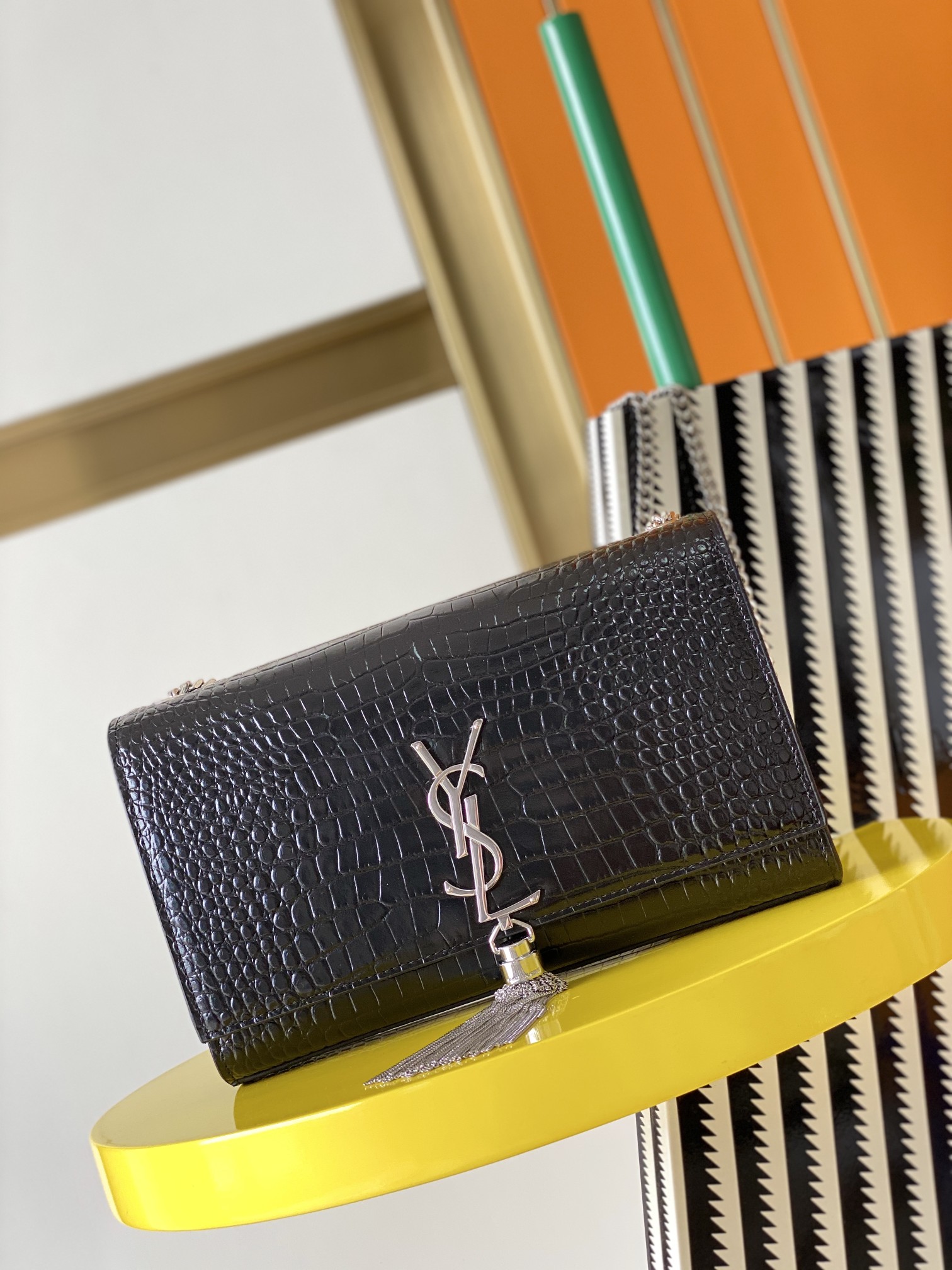 Y51 medium kate with tassel in crocodile-embossed shiny leather silver metal white 354119 24 x 14.5 x 5.5 cm