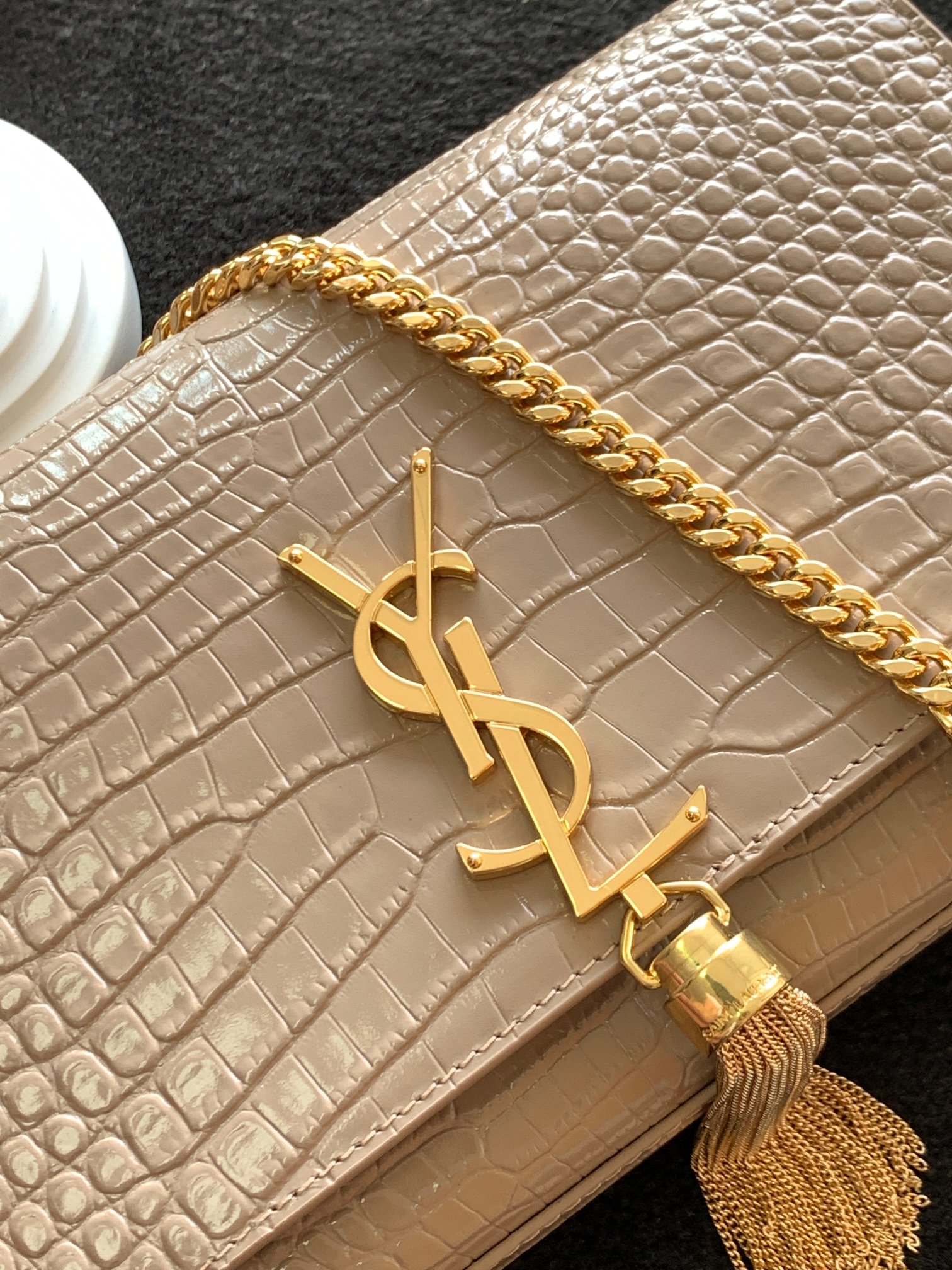 Y51 medium kate with tassel in crocodile-embossed shiny leather beige 354119 24 x 14.5 x 5.5 cm