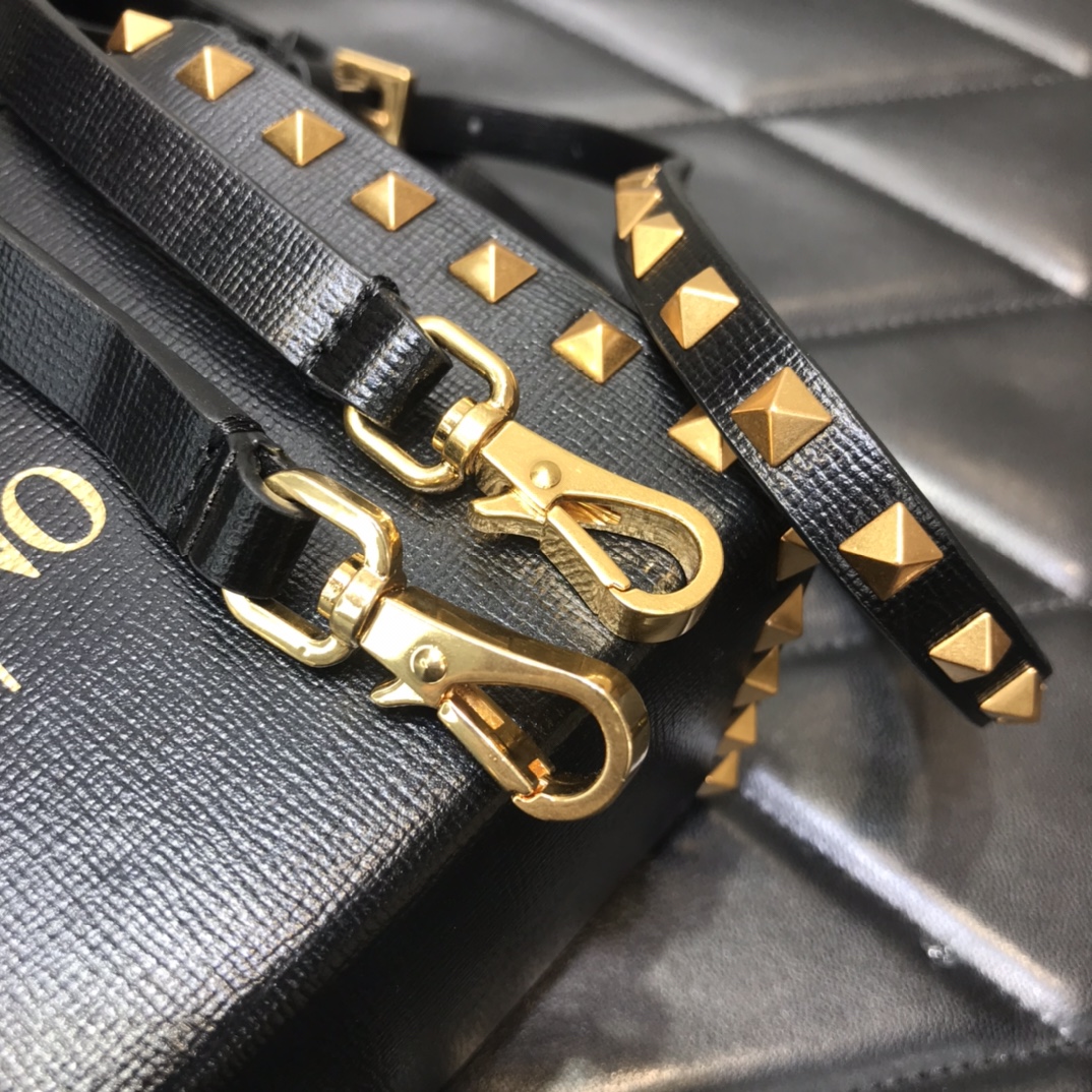 Va1e*ntin0 rockstud alcove grainy calfskin box bag black ww2b0j73wax 19 x 12 x 8 cm