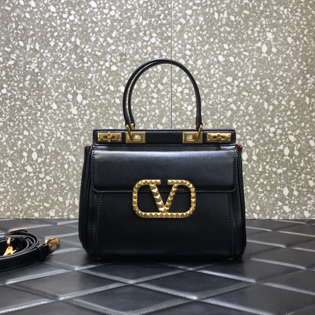 Va1e*ntin0 medium rockstud alcove handbag in grainy calfskin black ww2b0j41bqz 23 x 20 x 6 cm
