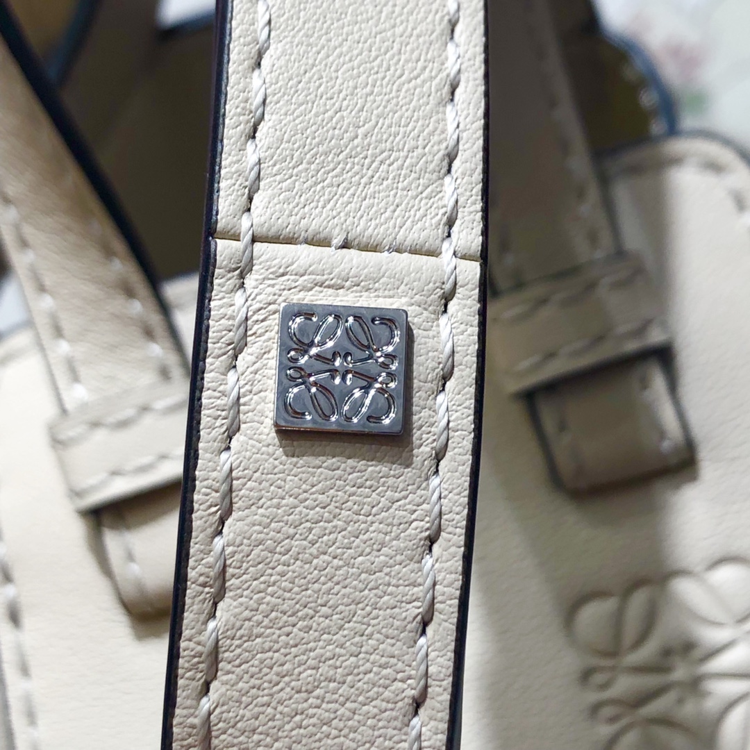 L0ew* mini hammock drawstring classic calfskin leather white 314.30.v07 19.5 x 17 x 11 cm