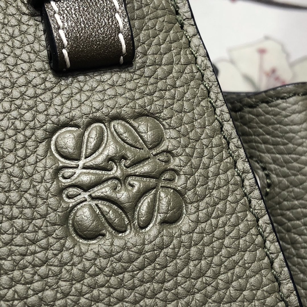 L0ew* mini hammock drawstring classic calfskin leather avocado green 314.30.v07 19.5 x 17 x 11 cm