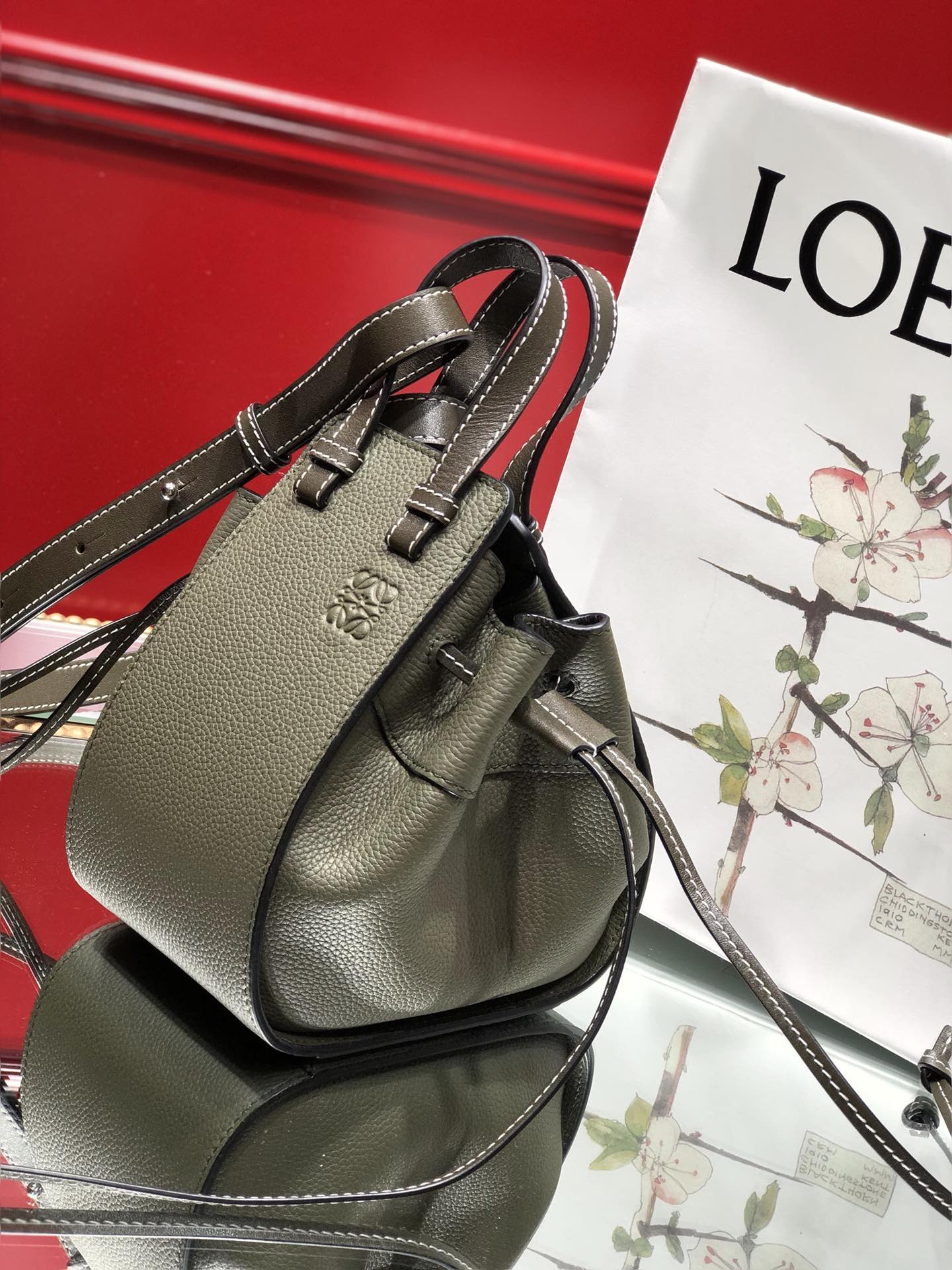 L0ew* mini hammock drawstring classic calfskin leather avocado green 314.30.v07 19.5 x 17 x 11 cm