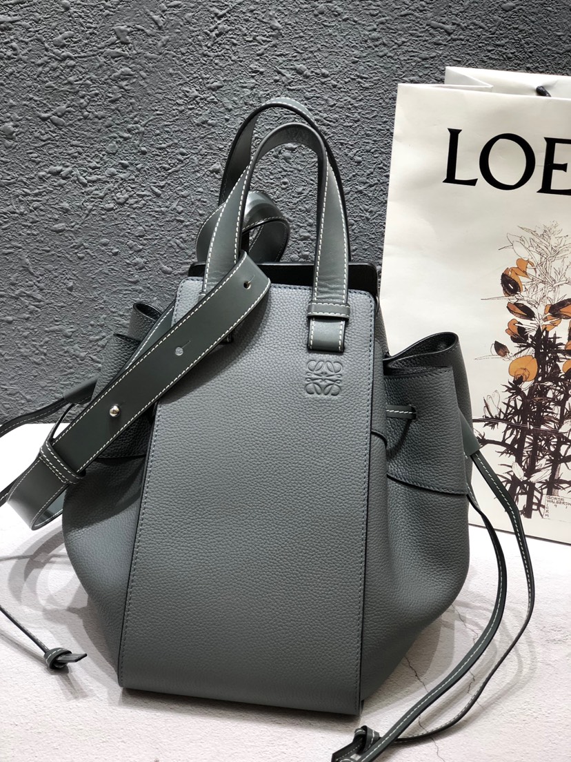 L0ew* small hammock bag cassic calfskin leather grey 387.30.s35 26 x 21 x 14 cm