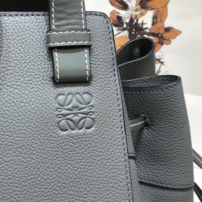 L0ew* small hammock bag cassic calfskin leather grey 387.30.s35 26 x 21 x 14 cm