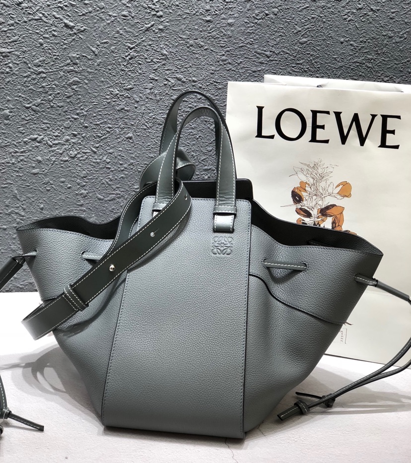 L0ew* small hammock bag cassic calfskin leather grey 387.30.s35 26 x 21 x 14 cm