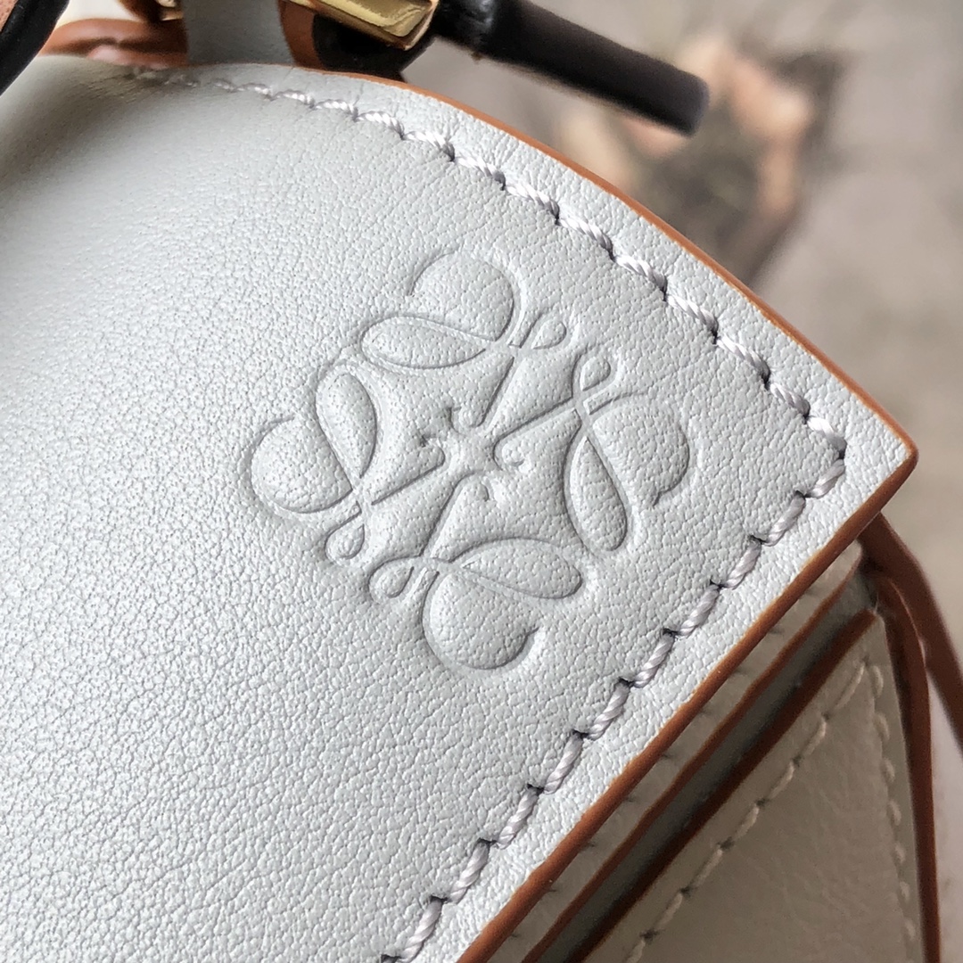 L0ew* mini puzzle bag classic calfskin leather light blue/sand a510u95x34 18 x 12.5 x 8 cm