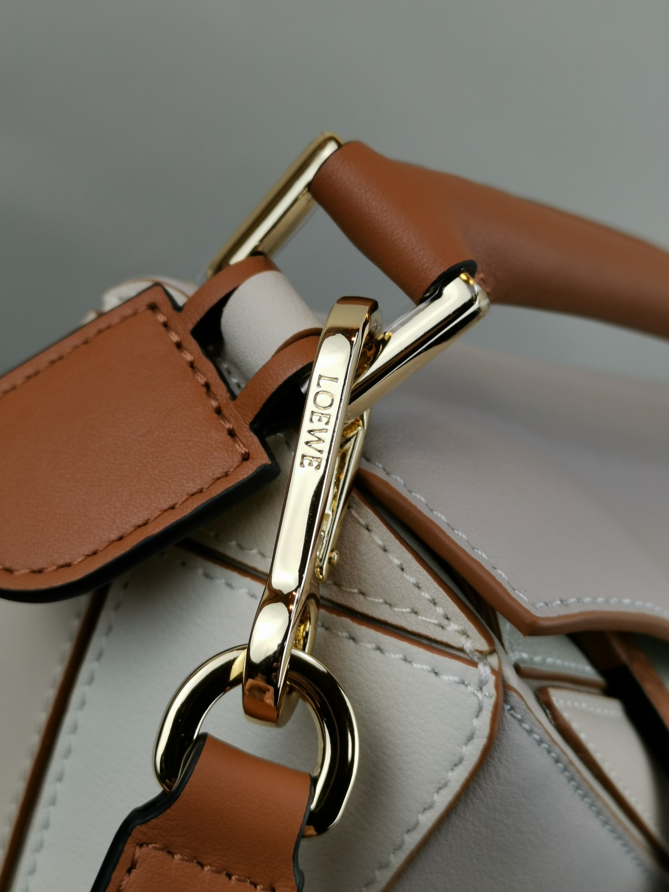 L0ew* small puzzle bag cassic calfskin leather grey/light oat a510s21x55 24 x 14 x 11 cm