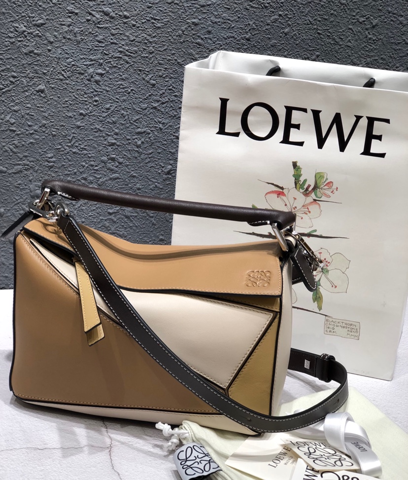 L0ew* small puzzle bag cassic calfskin leather sand/white a510s21x55 24 x 14 x 11 cm