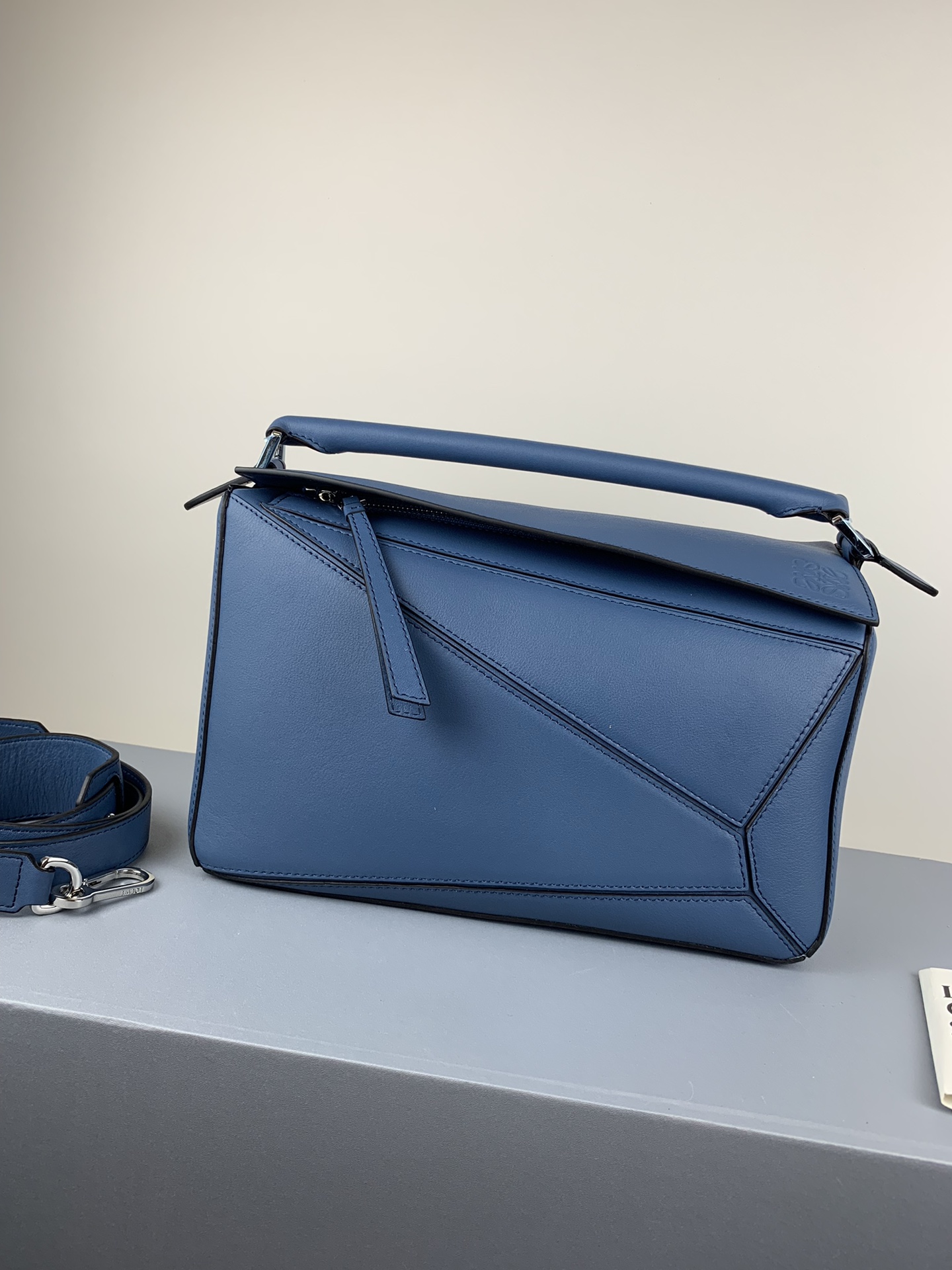 L0ew* medium puzzle bag classic calfskin yale blue 322.30.s20 29 x 18 x 12 cm