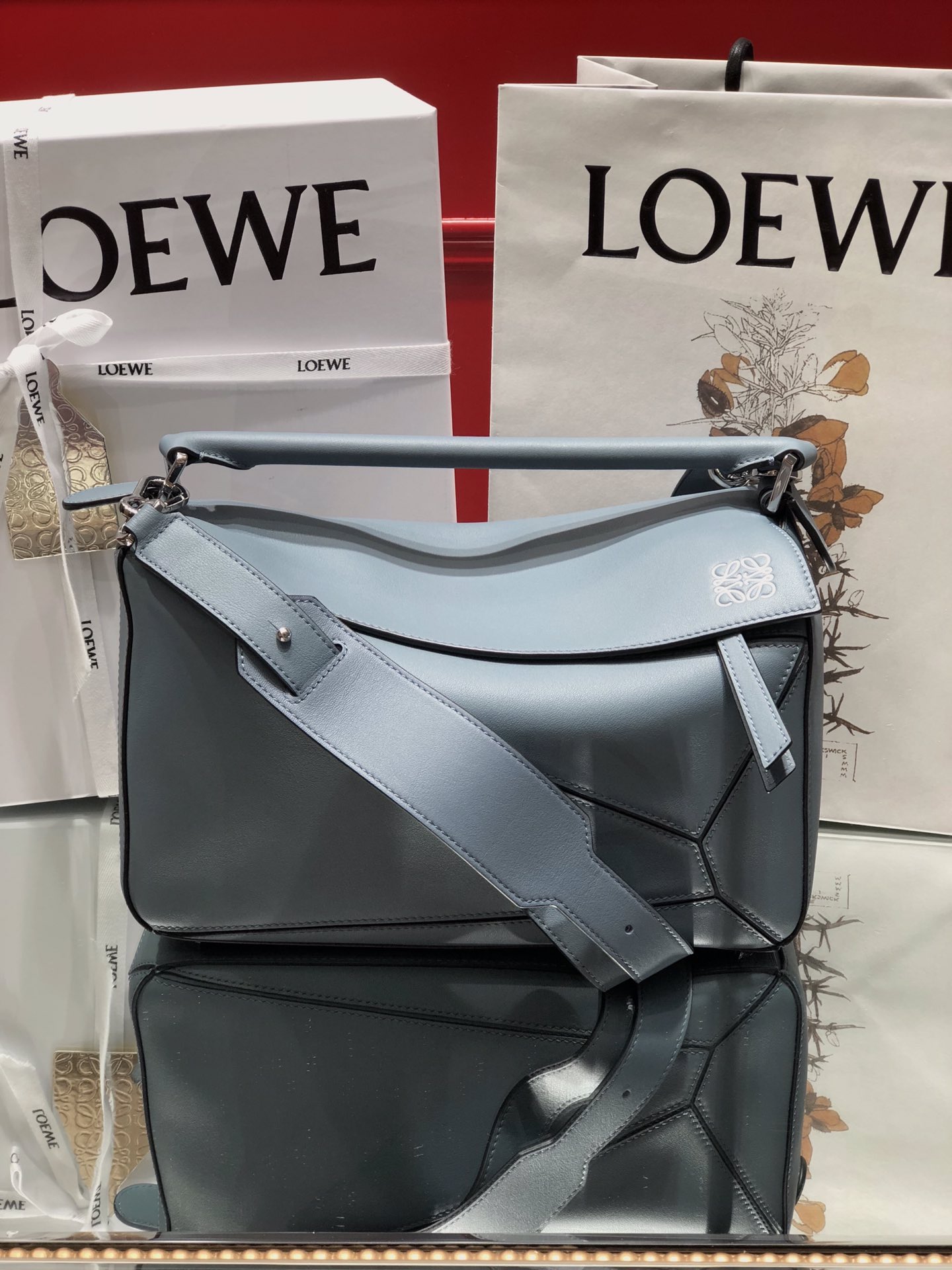 L0ew* medium puzzle bag classic calfskin pastel blue 322.30.s20 29 x 18 x 12 cm