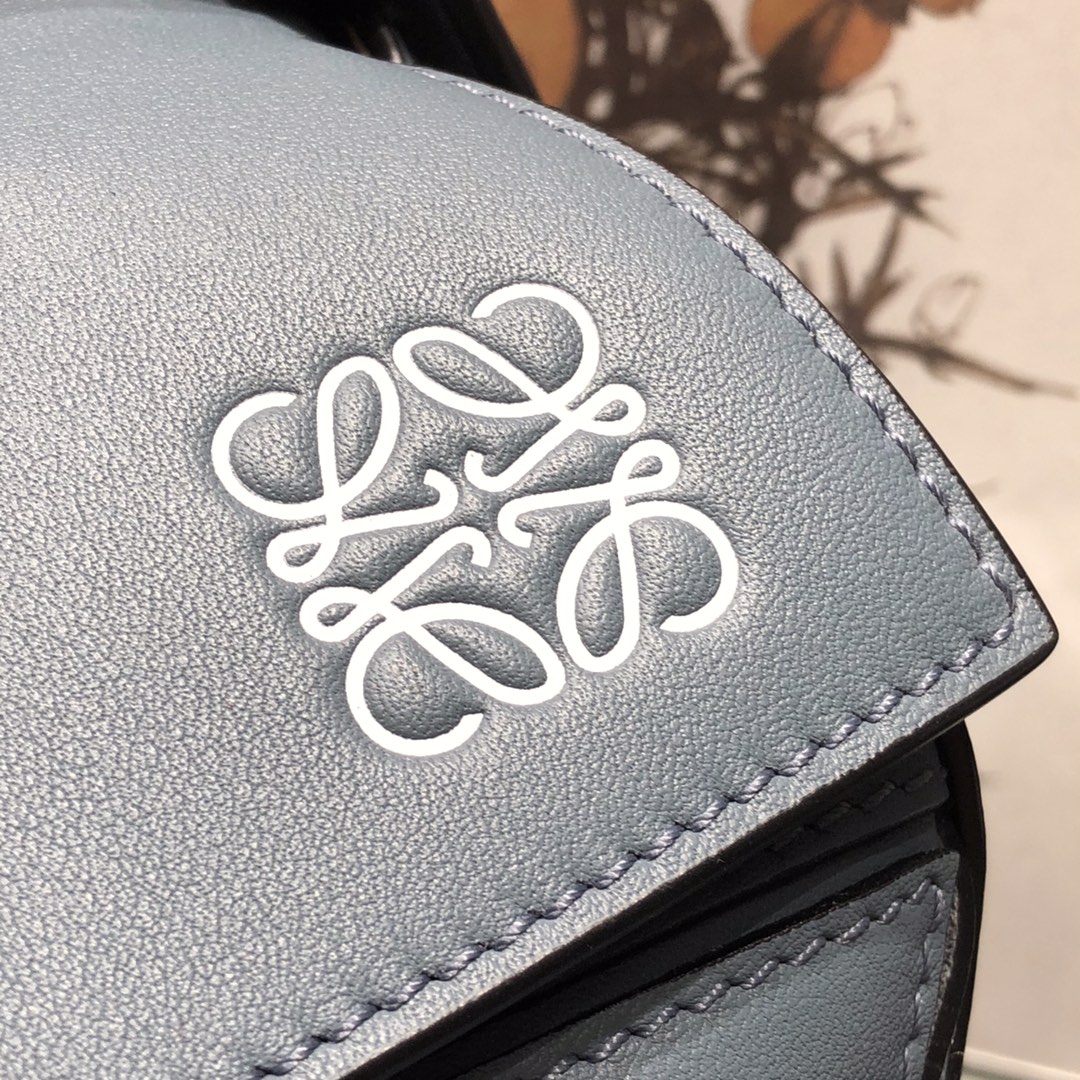 L0ew* medium puzzle bag classic calfskin pastel blue 322.30.s20 29 x 18 x 12 cm