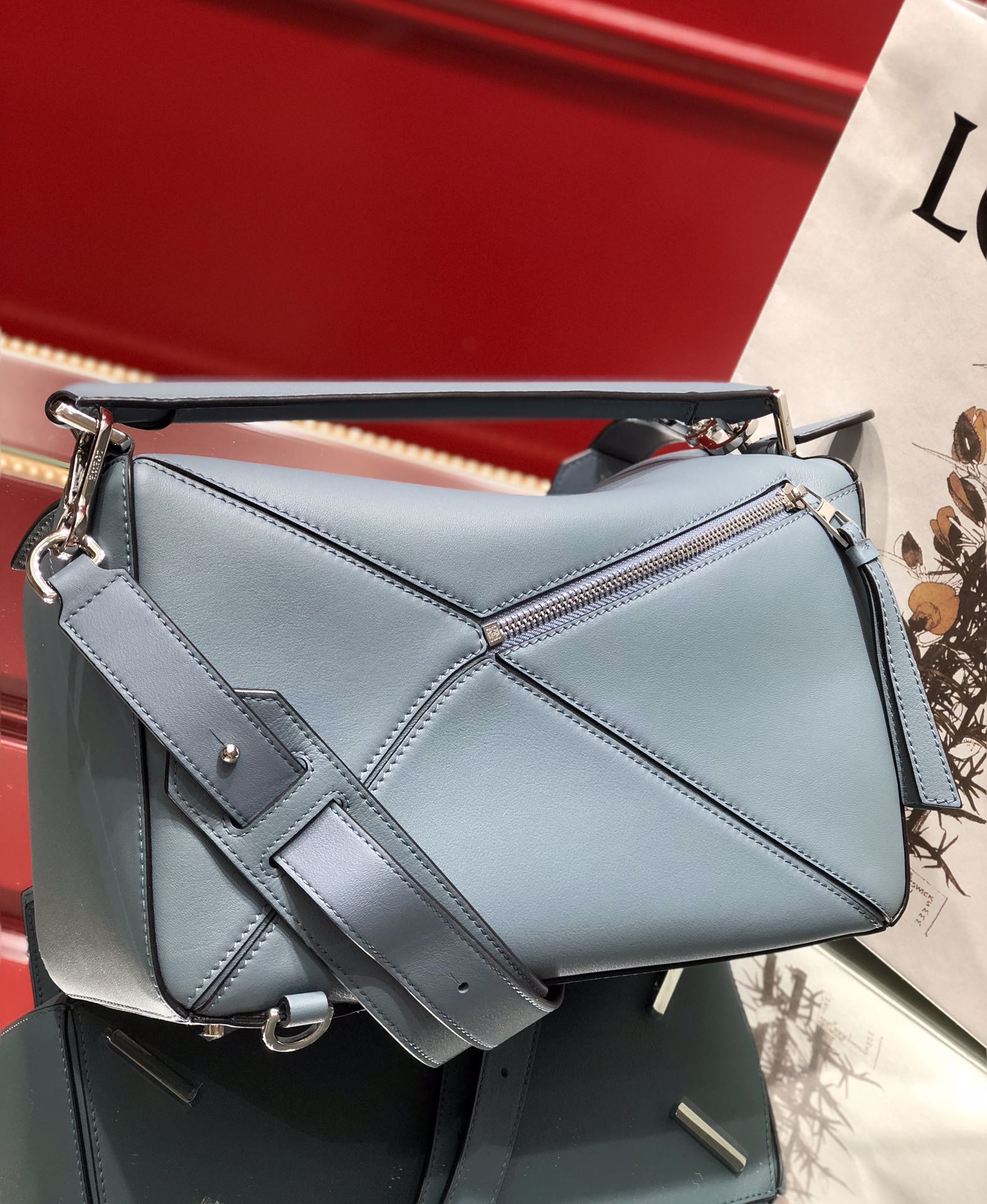 L0ew* medium puzzle bag classic calfskin pastel blue 322.30.s20 29 x 18 x 12 cm