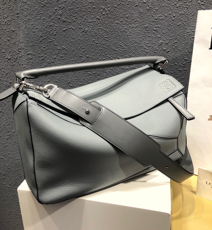 L0ew* large puzzle edge bag grained calfskin grey b510140x01 35 × 17 × 24 cm