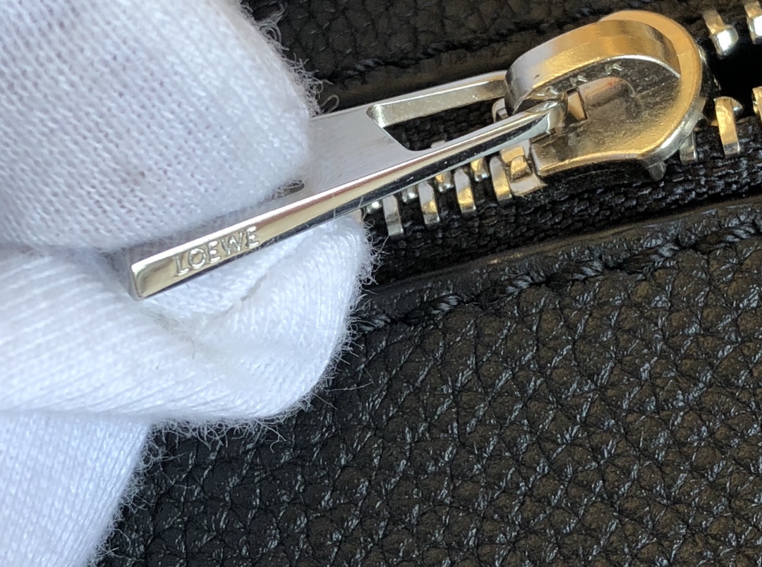 L0ew* military messenger bag soft grained calfskin black b553a14x03 33 x 10 x 25 cm