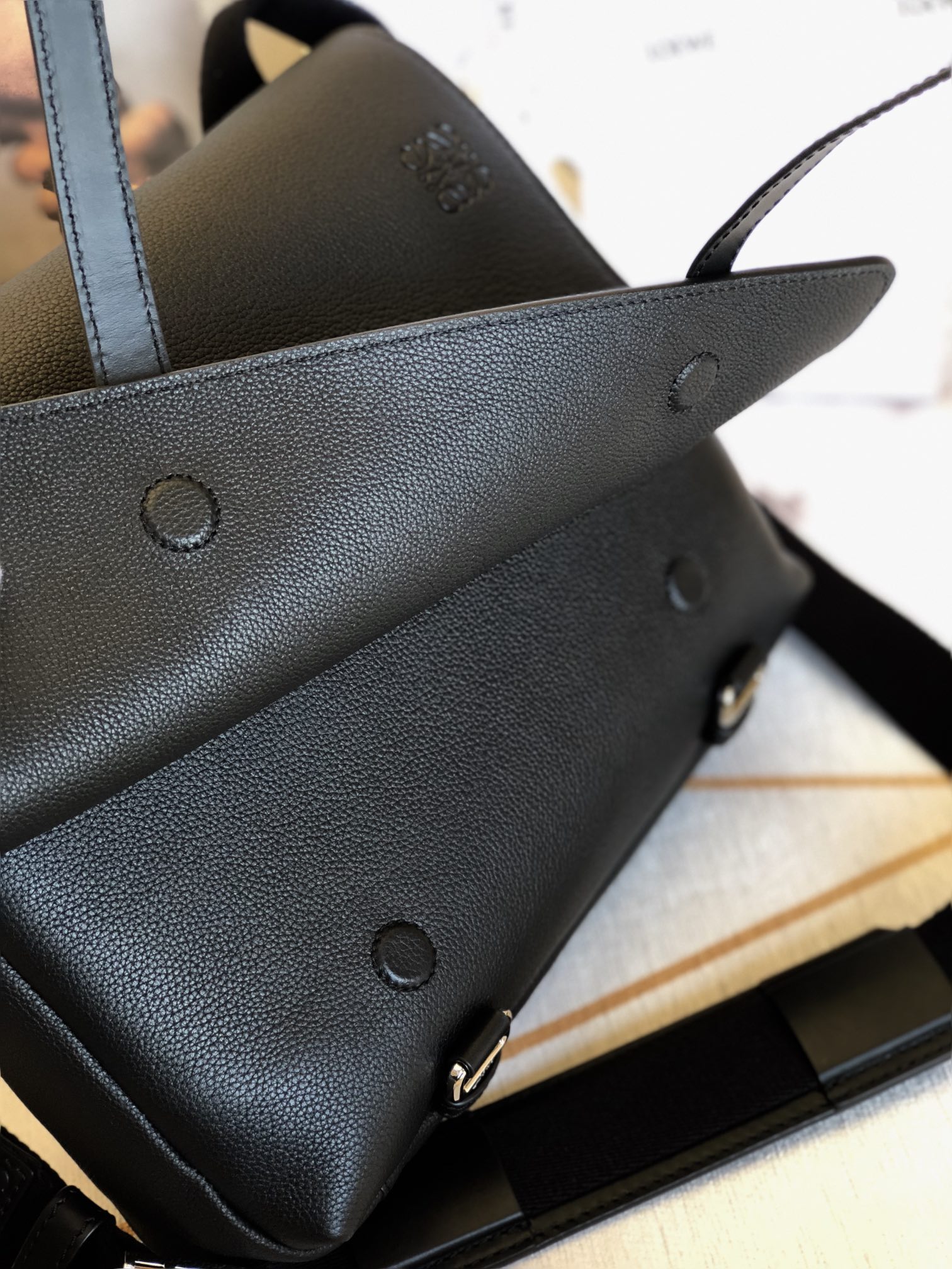 L0ew* military messenger bag soft grained calfskin black b553a14x03 33 x 10 x 25 cm