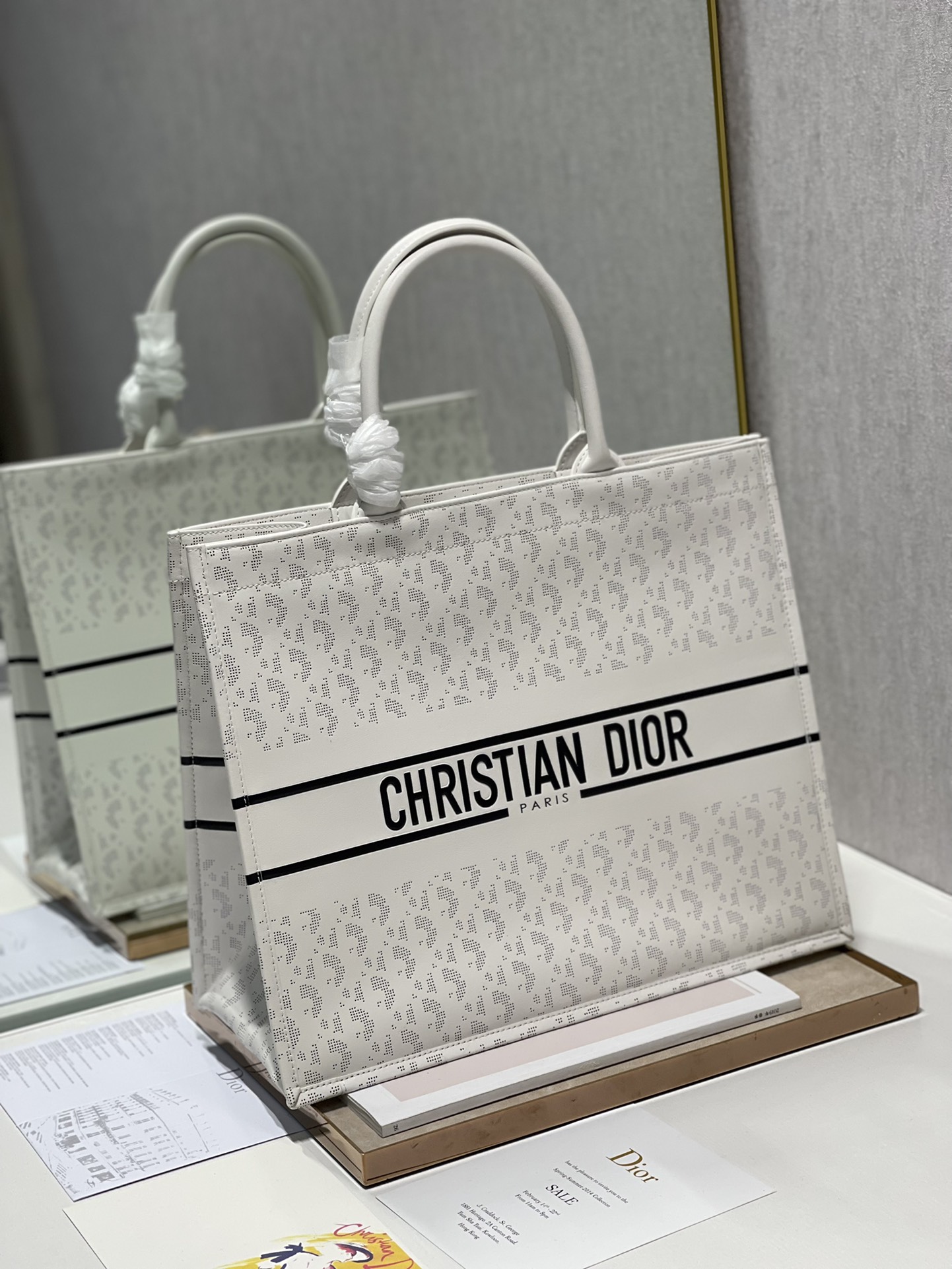D10r book tote white leather m1286 41 x 32 cm