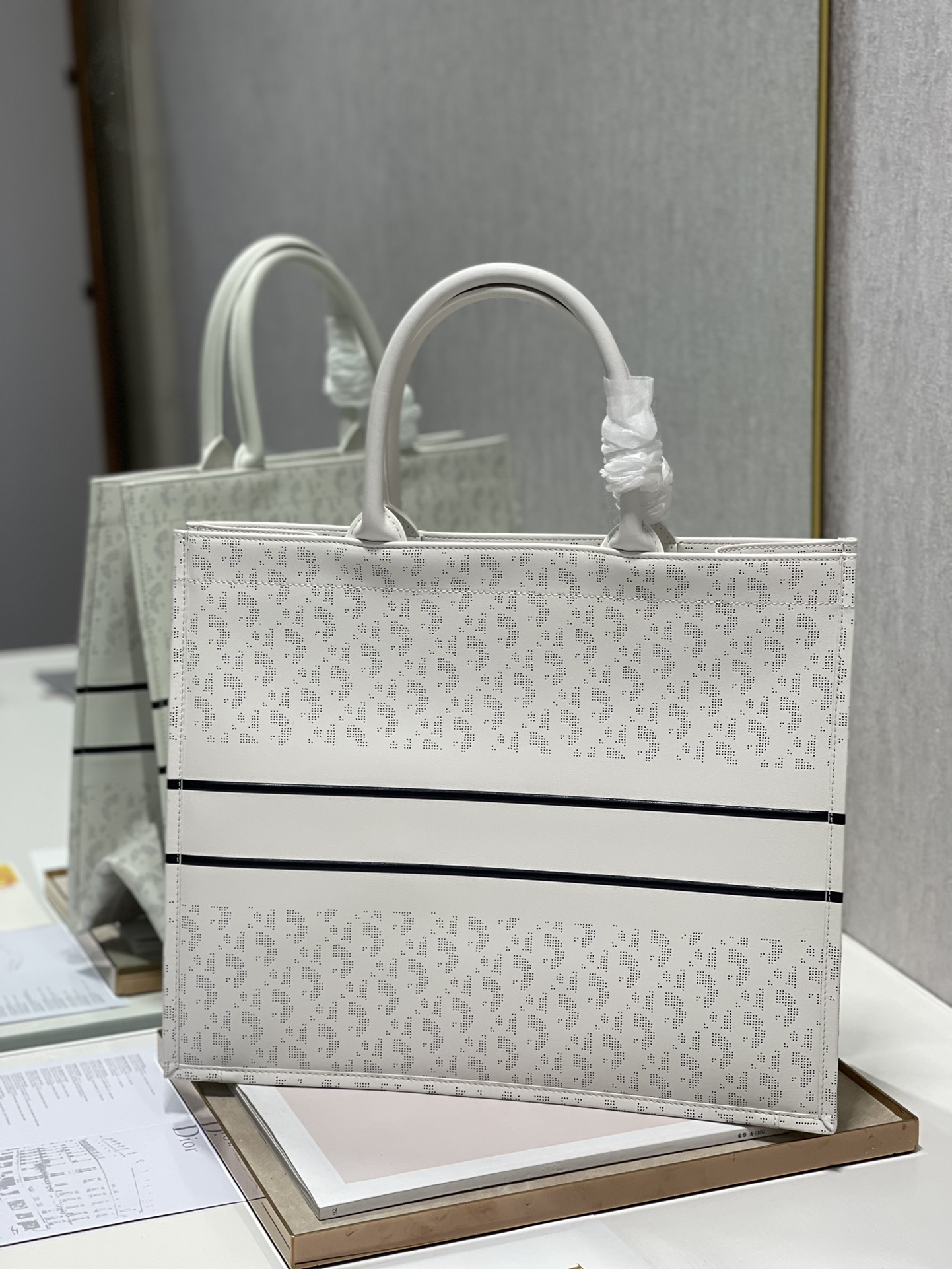 D10r book tote white leather m1286 41 x 32 cm