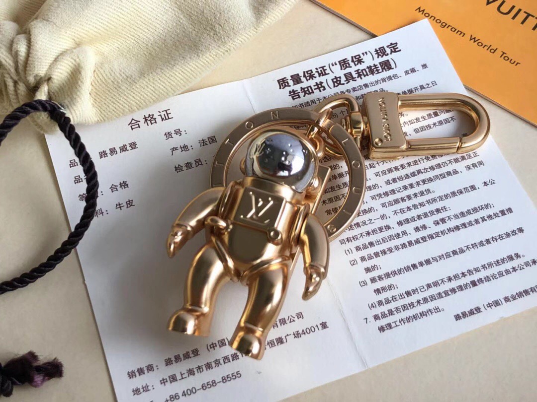 l0vis Vvtt0n spaceman hanging keychain golden