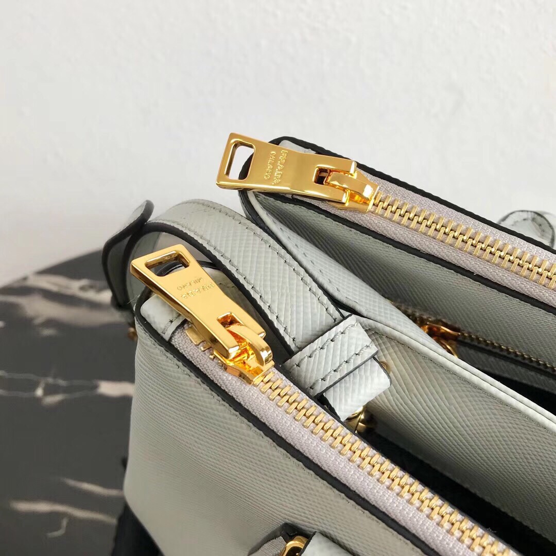 Pra*a medium galleria saffiano gray 1ba232 31 × 22.5 × 13.5 cm