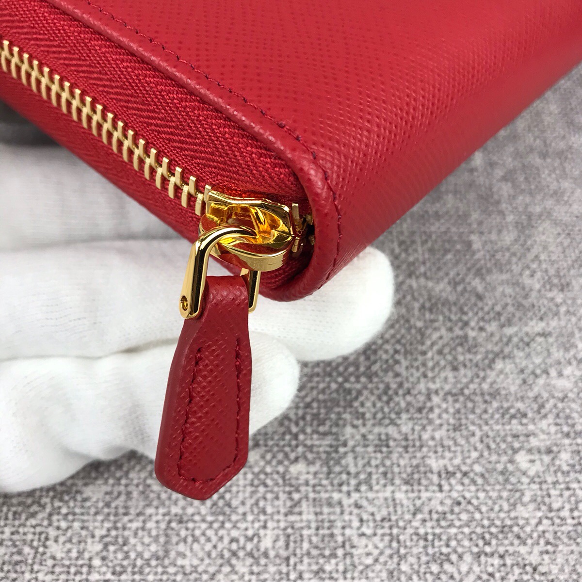 Pra*a large saffiano leather wallet red 1ml506 20 x 10 cm