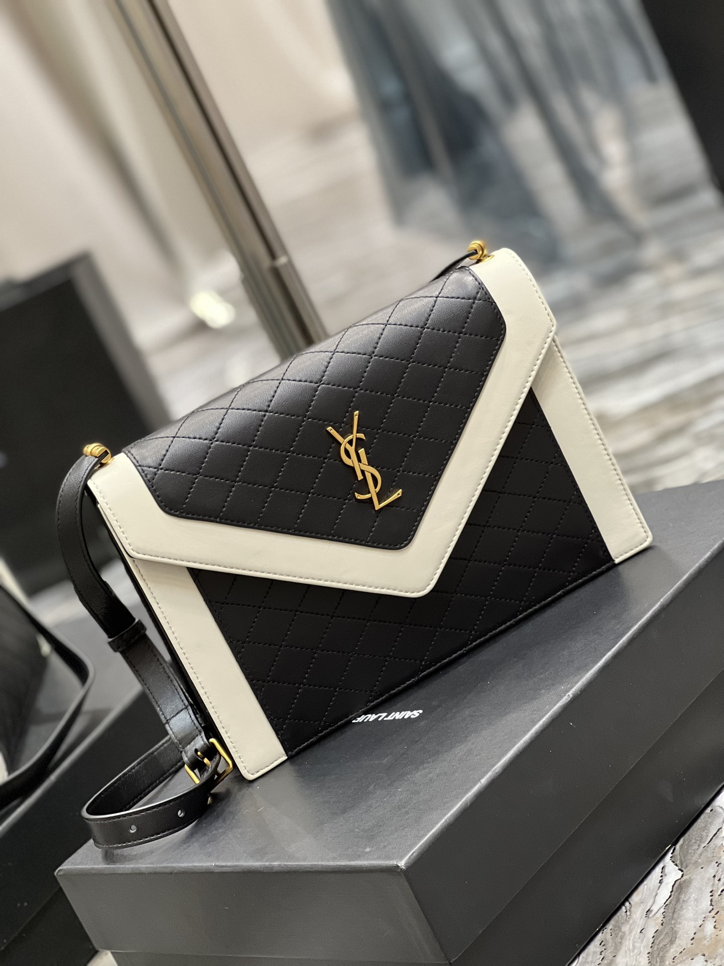 Y51 gaby satchel in lambskin black and white 6688631 26 × 18 × 5 cm