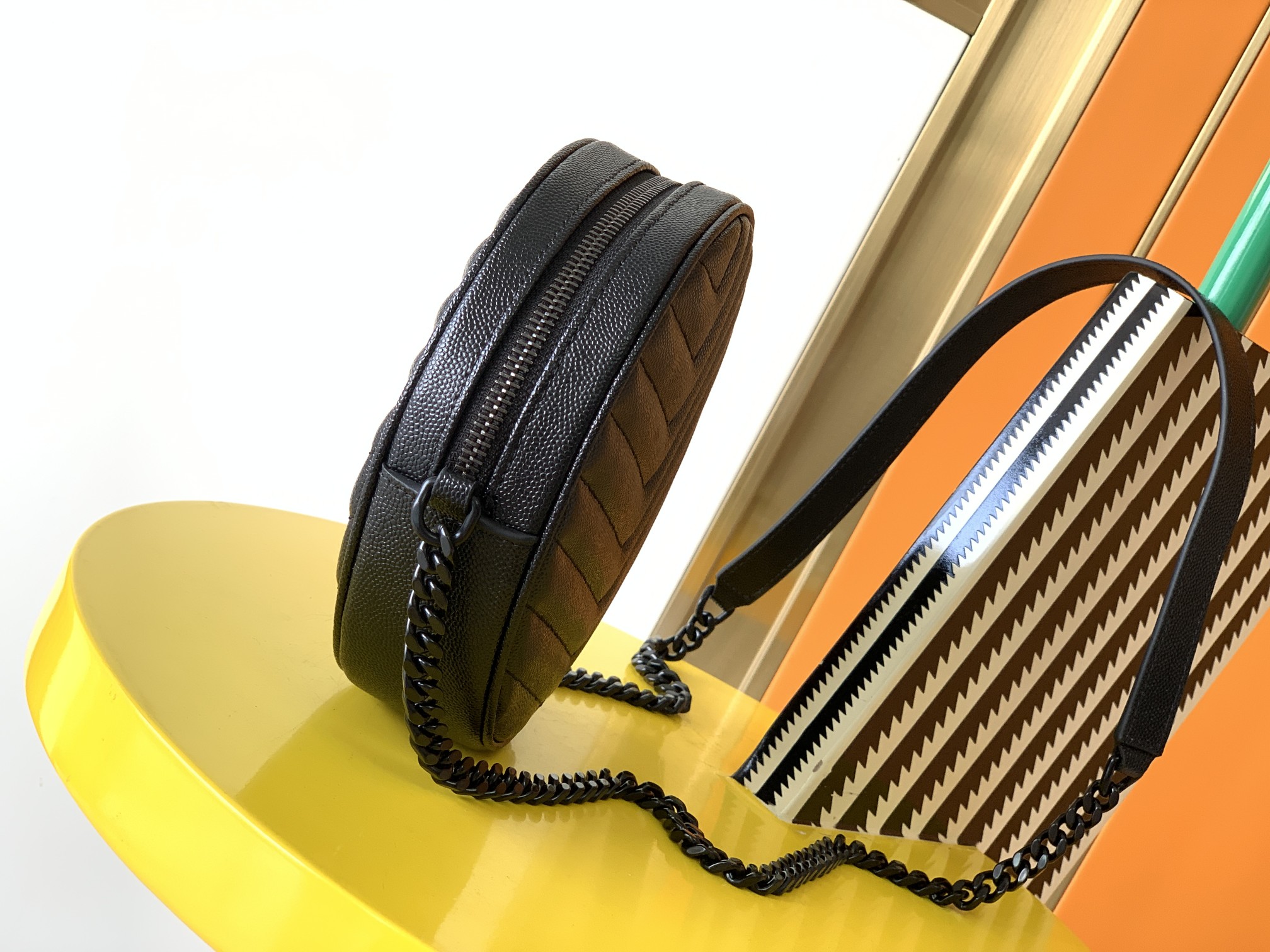 Y51 vinyle round camera bag in chevron-quilted grain de poudre embossed leather black metal 6104361 17 x 17 x 5.5 cm