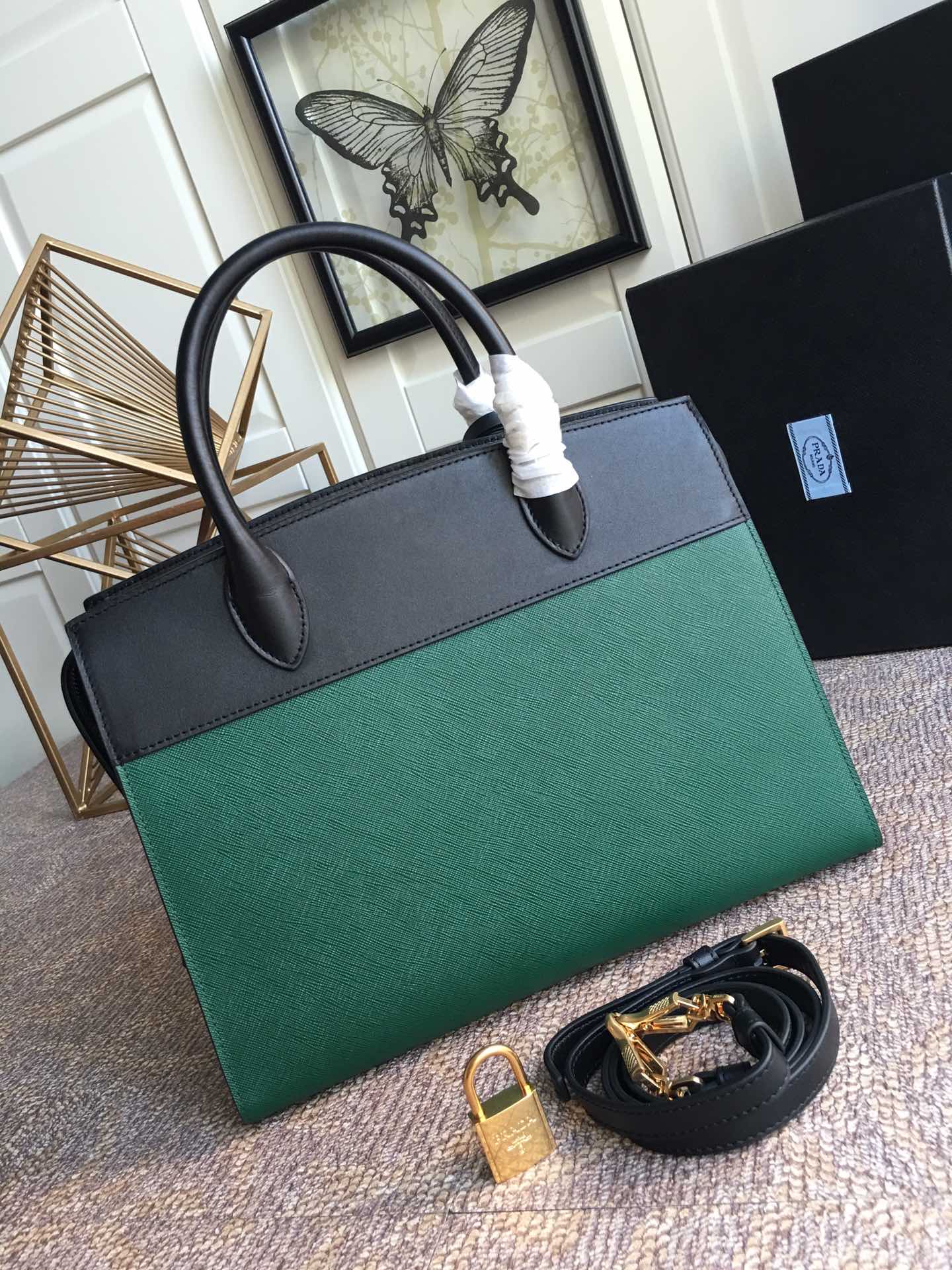 Pra*a medium esplanade bag leather green/black 30 x 22 cm