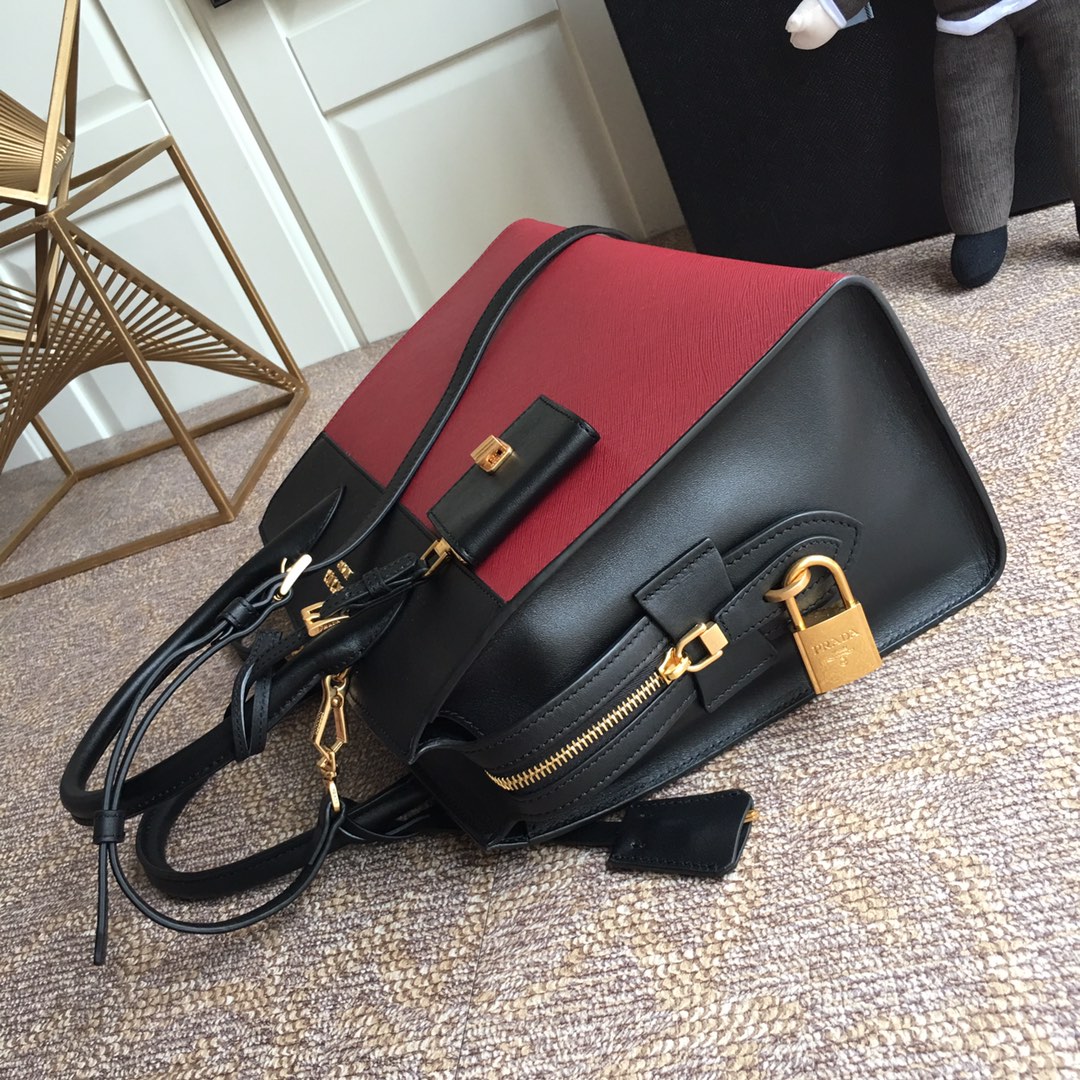 Pra*a medium esplanade bag leather red/black 30 x 22 cm