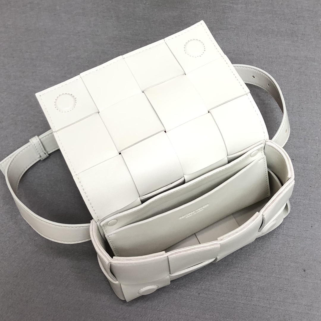b0tt*ga Ven*ta belt cassette white 639367 17.5 x 9.5 x 5 cm