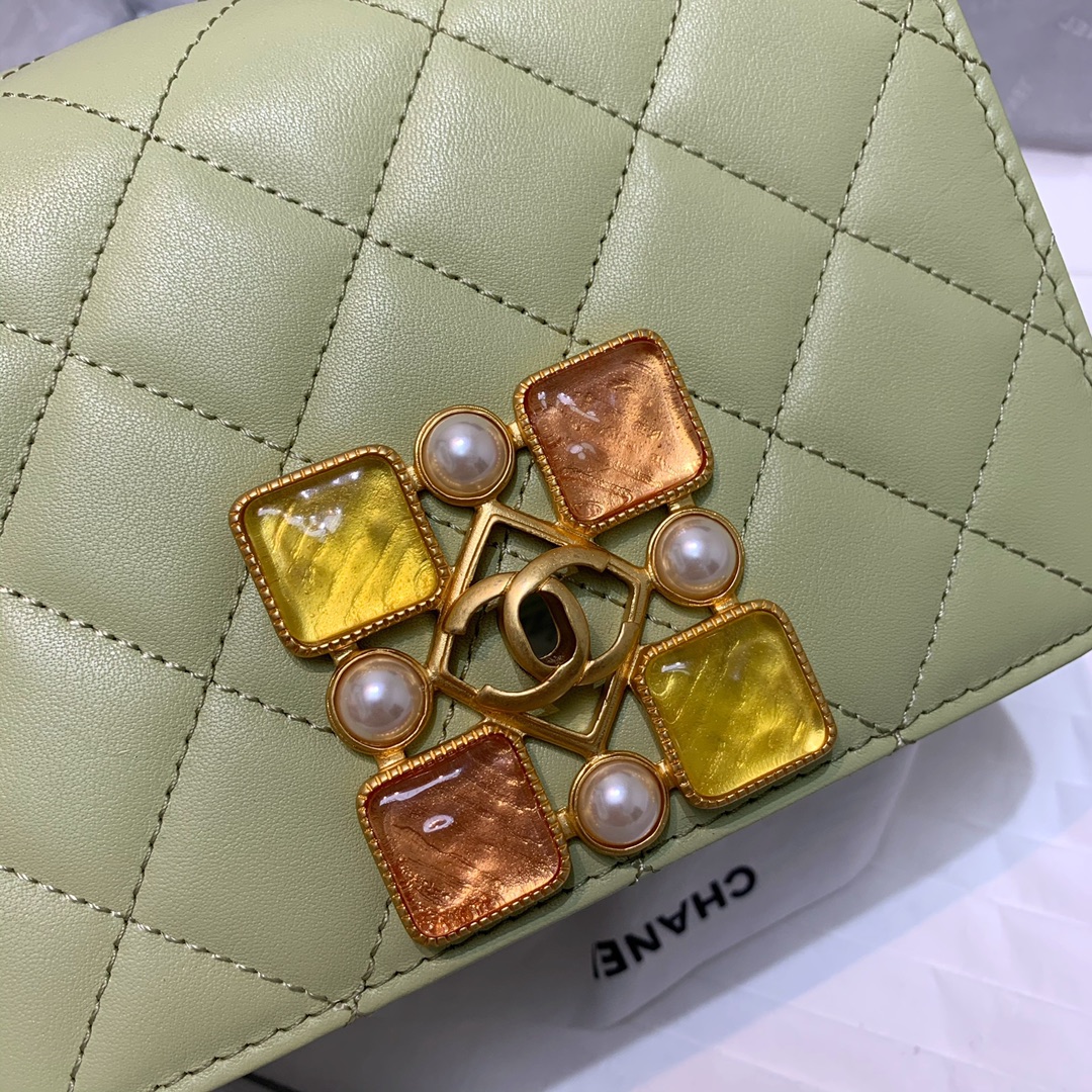 Ch**el calfskin crystal pearls flap bag mint as2259 18 x 12 x 7 cm