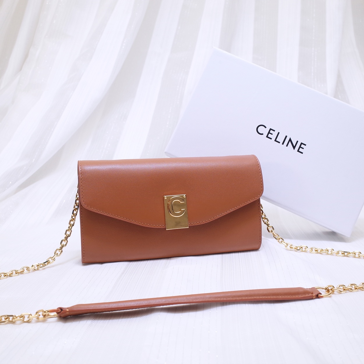 Ce1i*e c wallet on chain in leather brown 19 x 9 cm